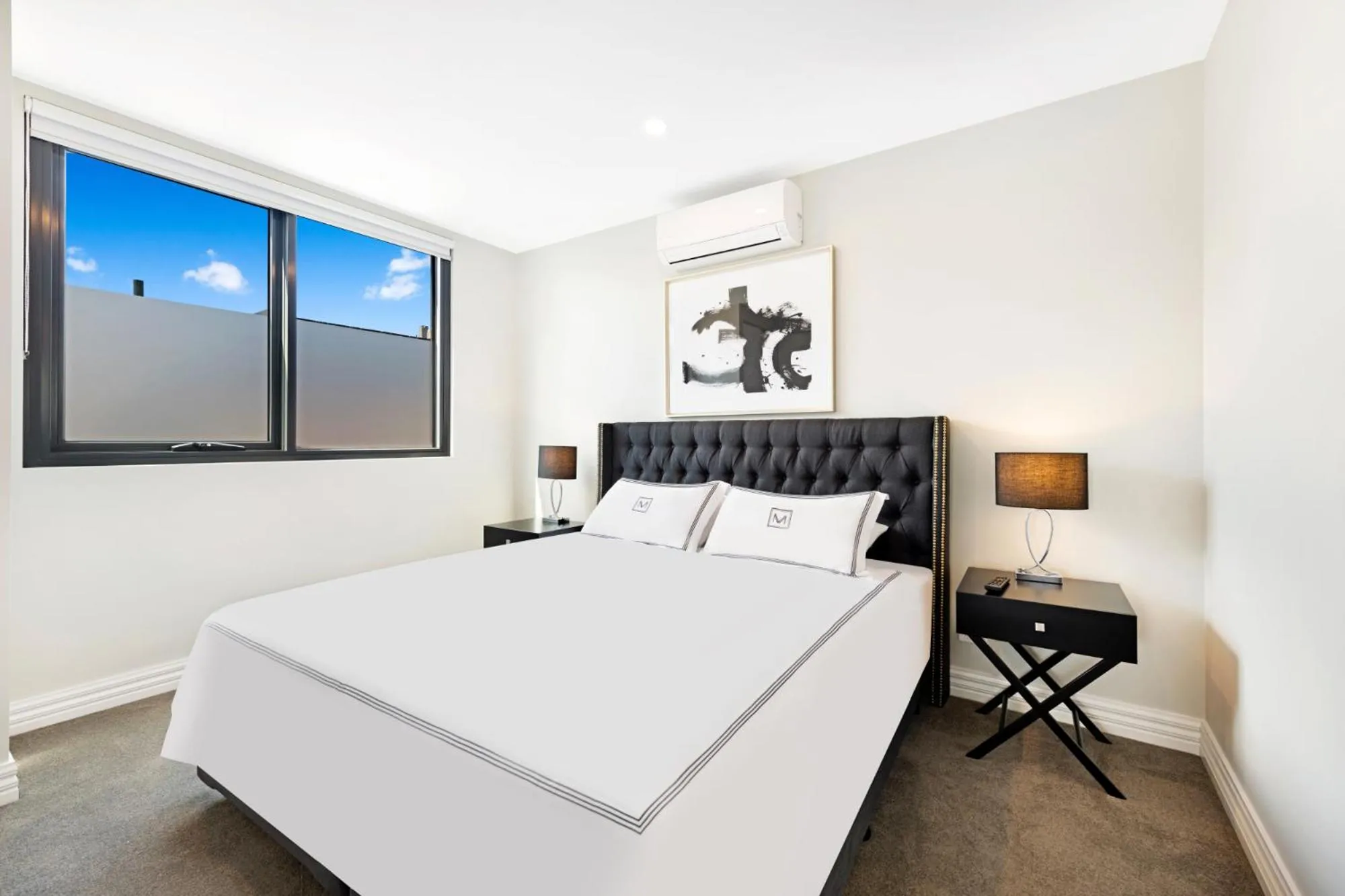 Bedroom, Bed in Manhattan Apartments - Glen Iris