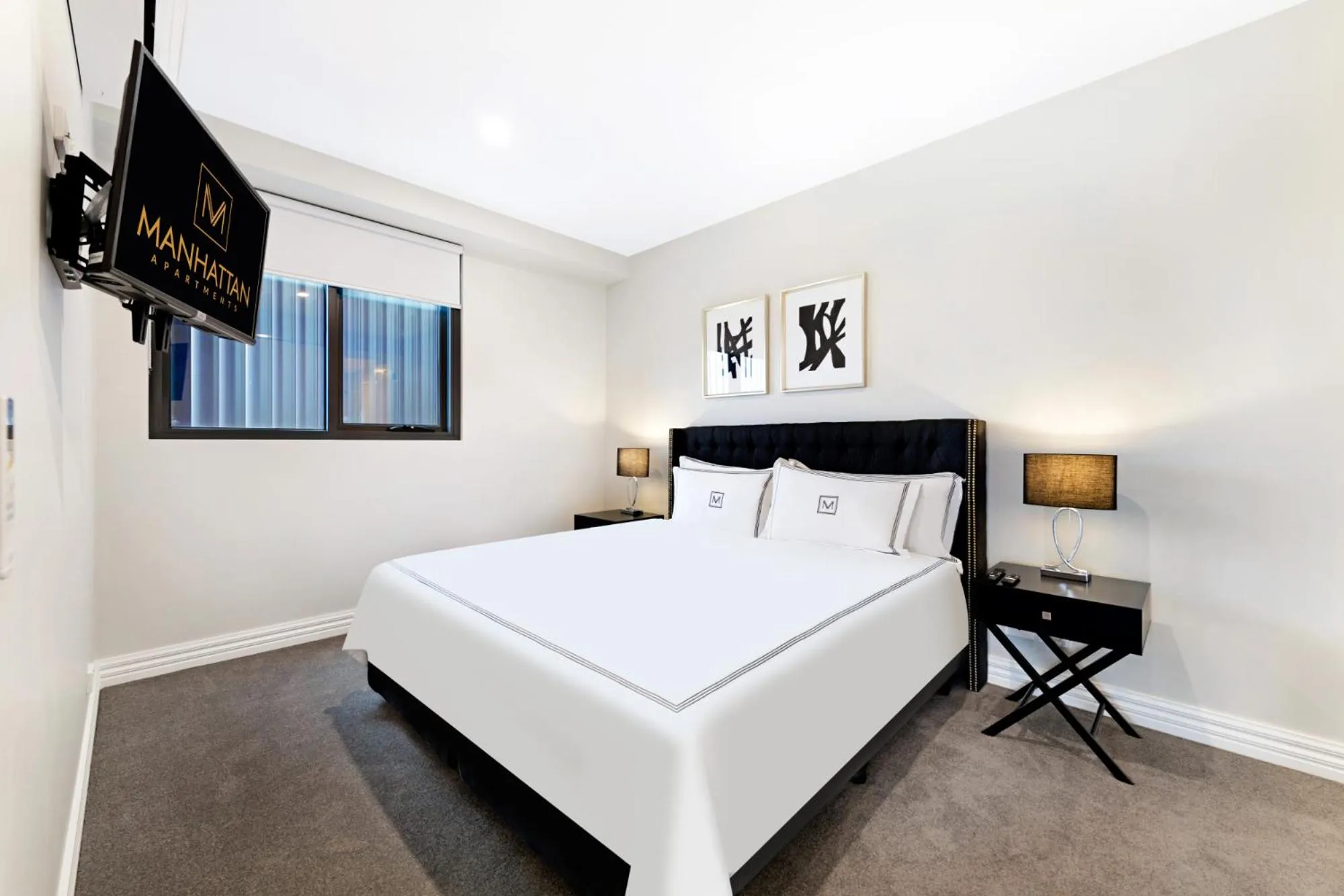 Bedroom, Bed in Manhattan Apartments - Glen Iris