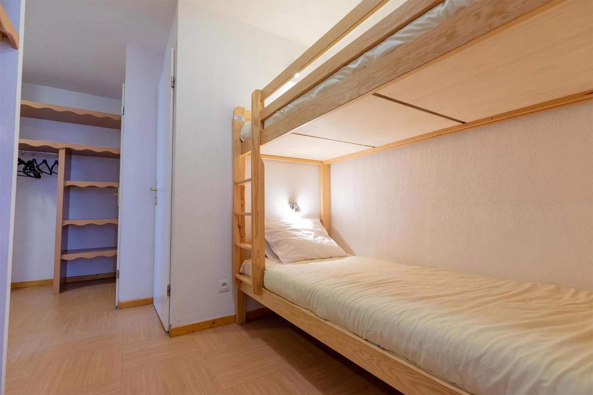 bunk bed, Bed in Madame Vacances Résidence Le Parc Des Airelles