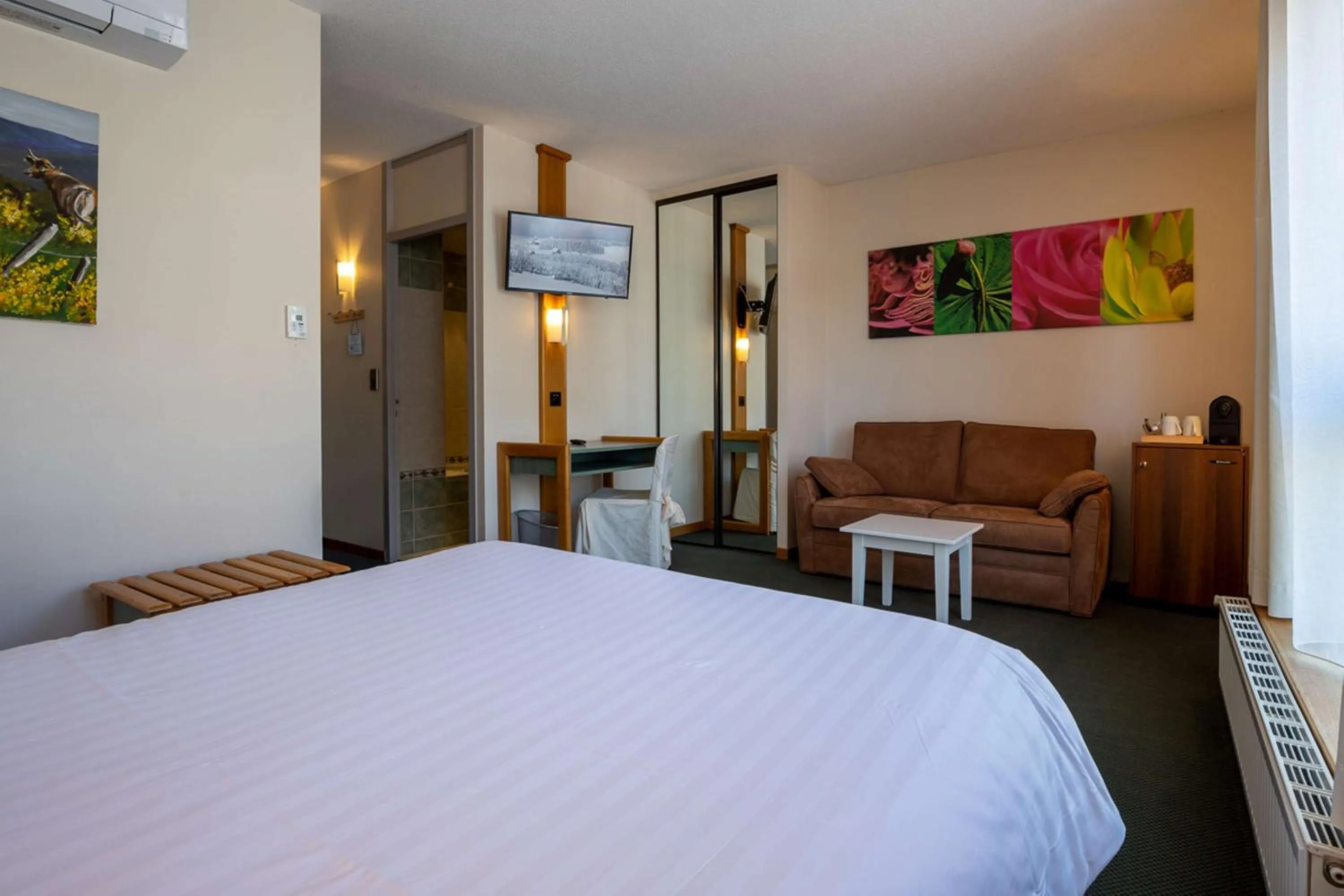 Coffee/tea facilities, Bed in Best Western Le Relais de Laguiole Hôtel & Spa