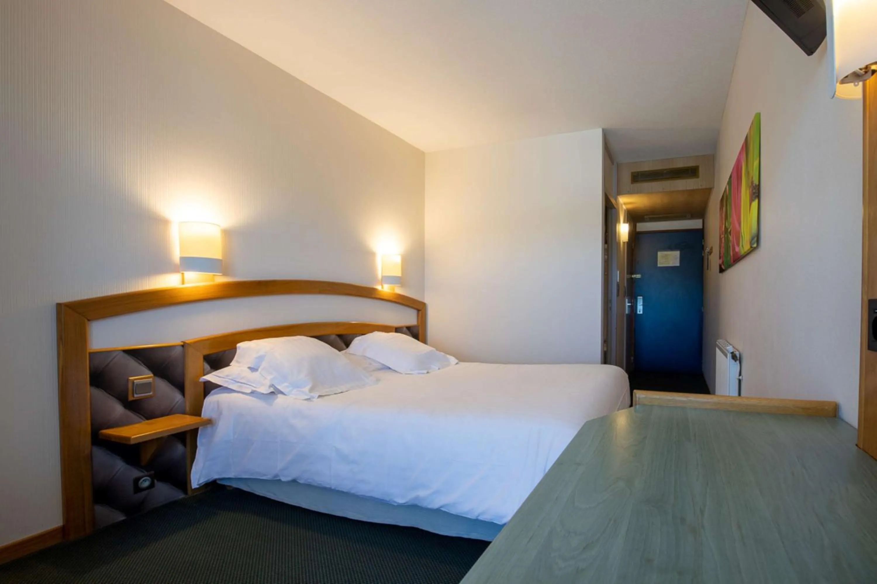 Coffee/tea facilities, Bed in Best Western Le Relais de Laguiole Hôtel & Spa