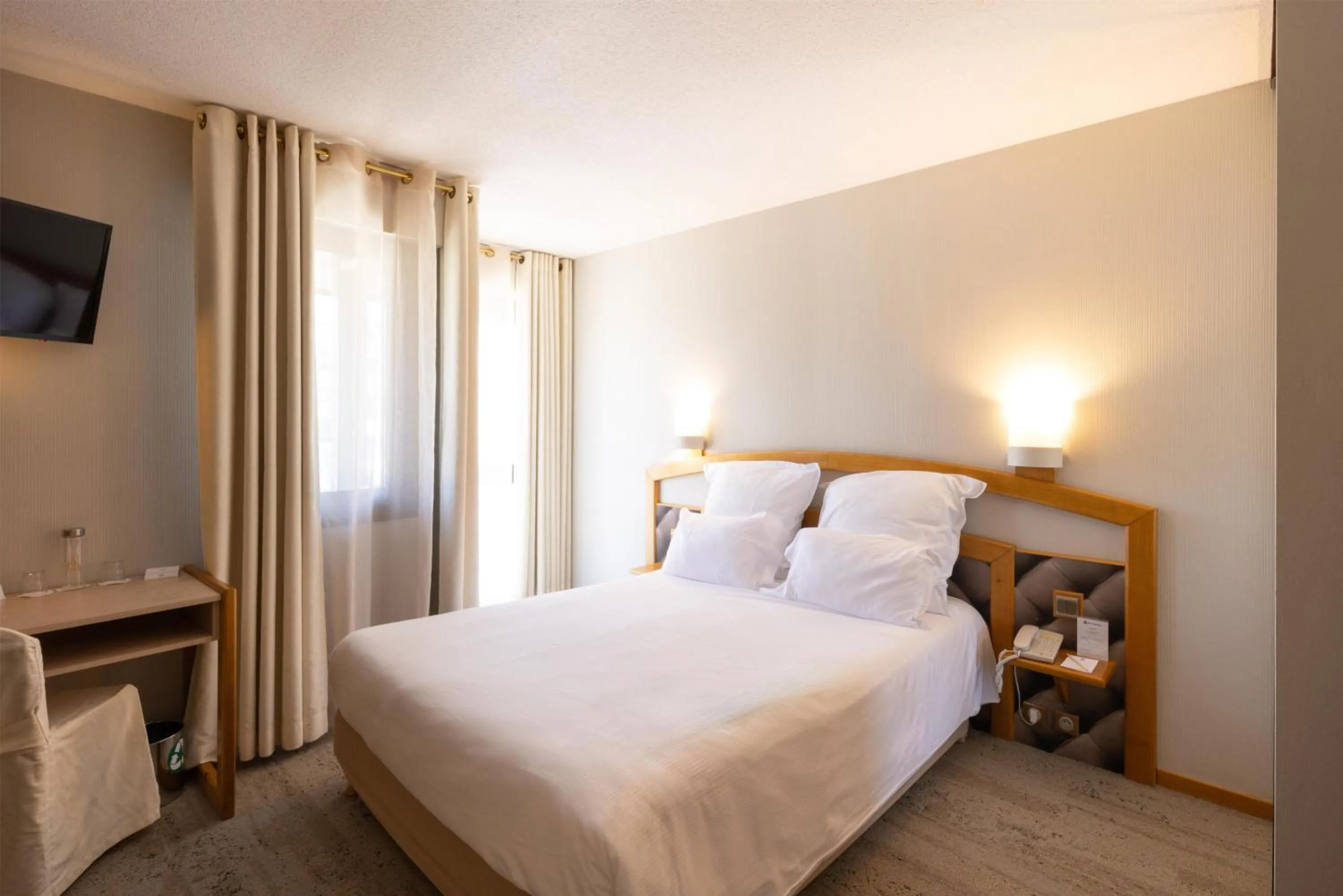 Living room, Bed in Best Western Le Relais de Laguiole Hôtel & Spa