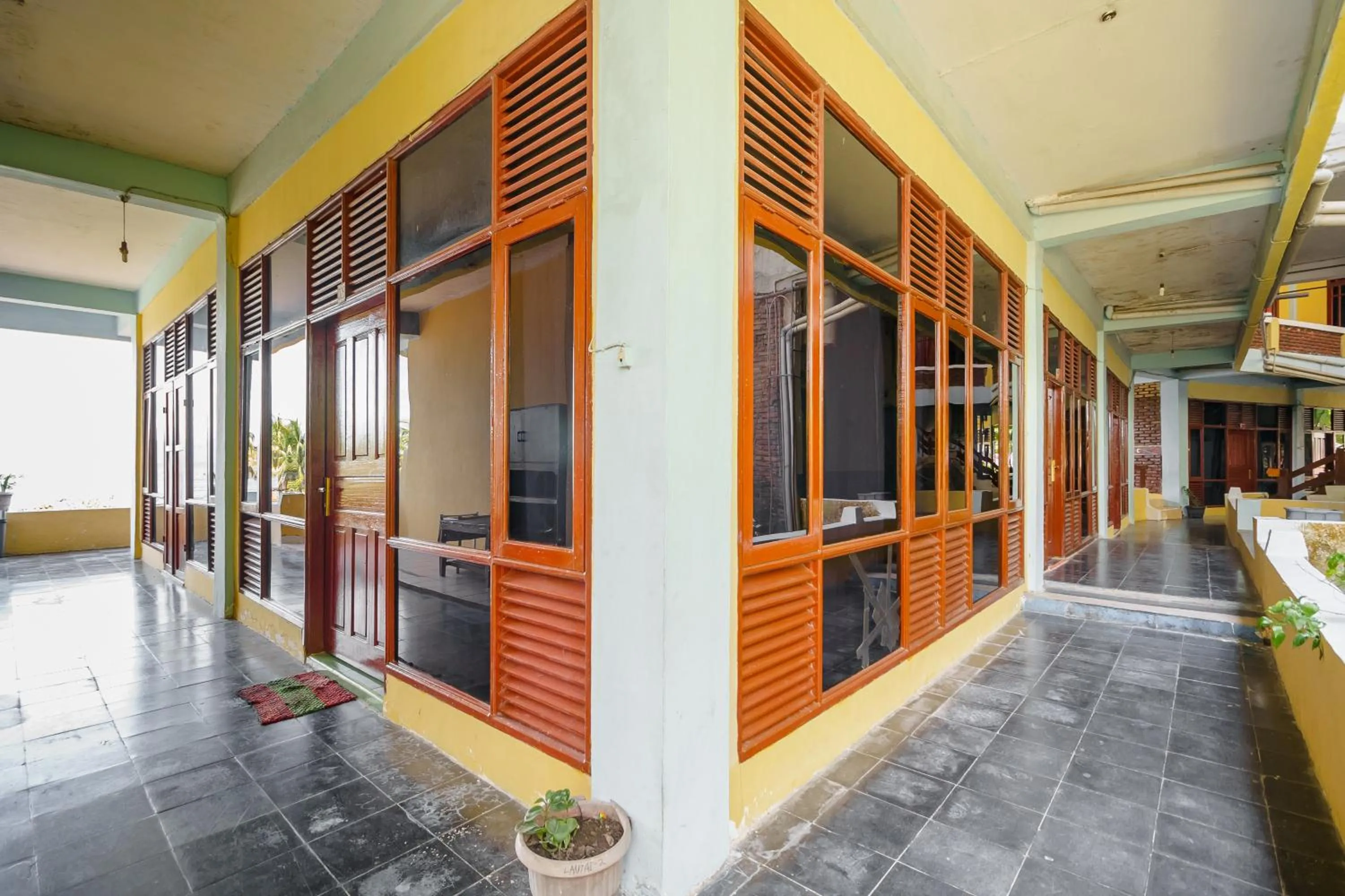 Facade/entrance in RedDoorz @ Tuktuk Danau Toba