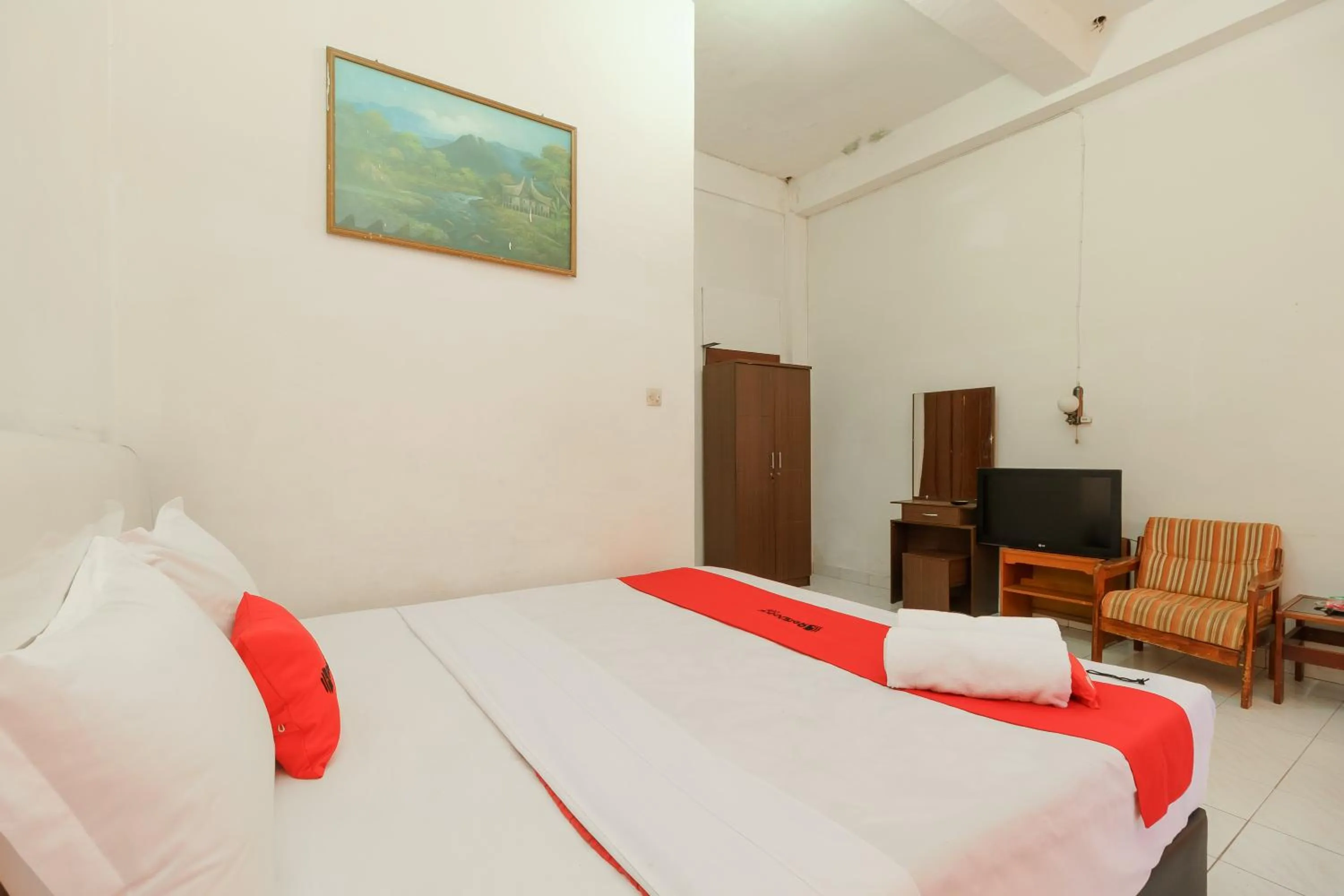 Bedroom, Bed in RedDoorz @ Tuktuk Danau Toba