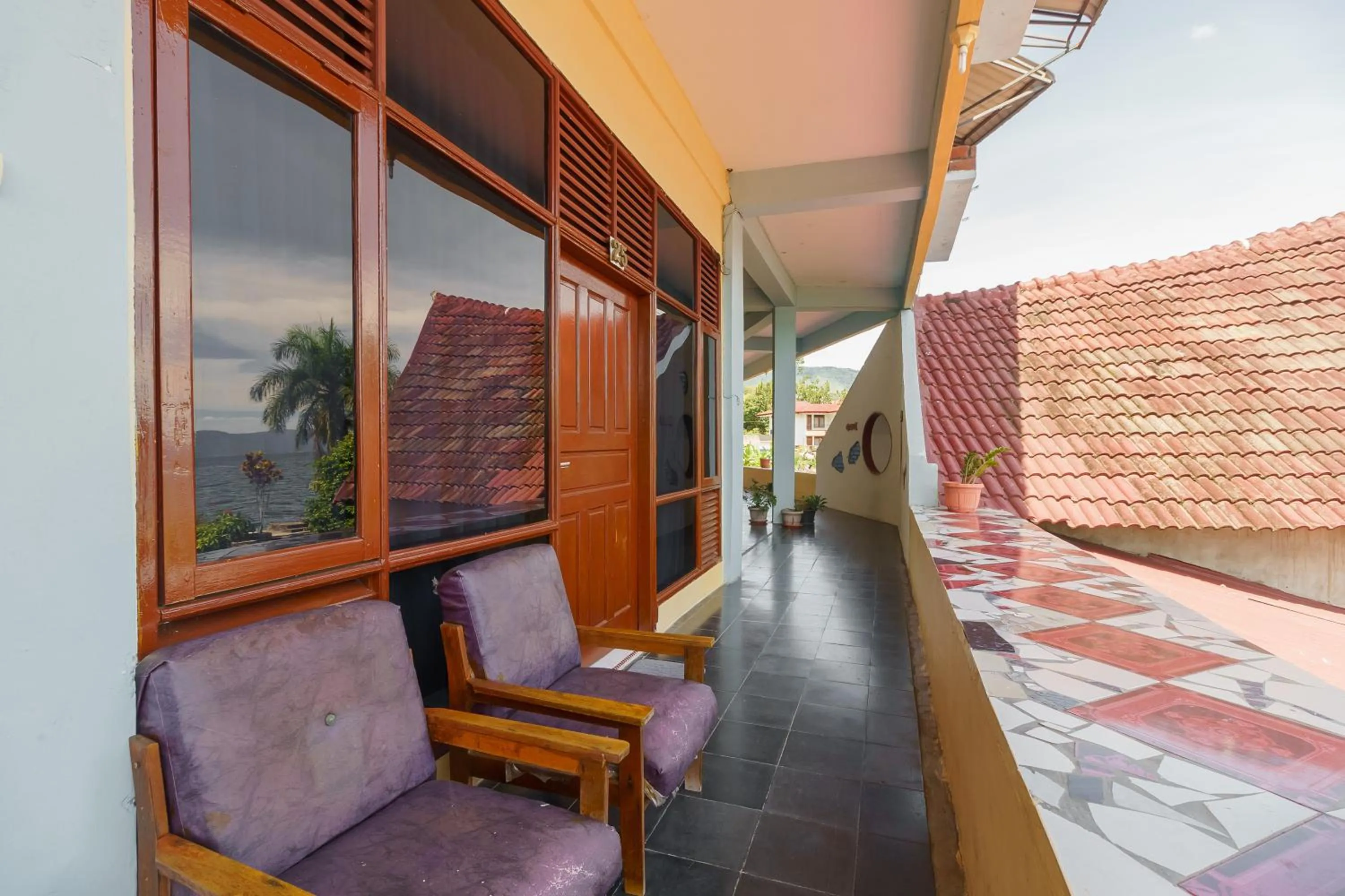 Balcony/Terrace in RedDoorz @ Tuktuk Danau Toba