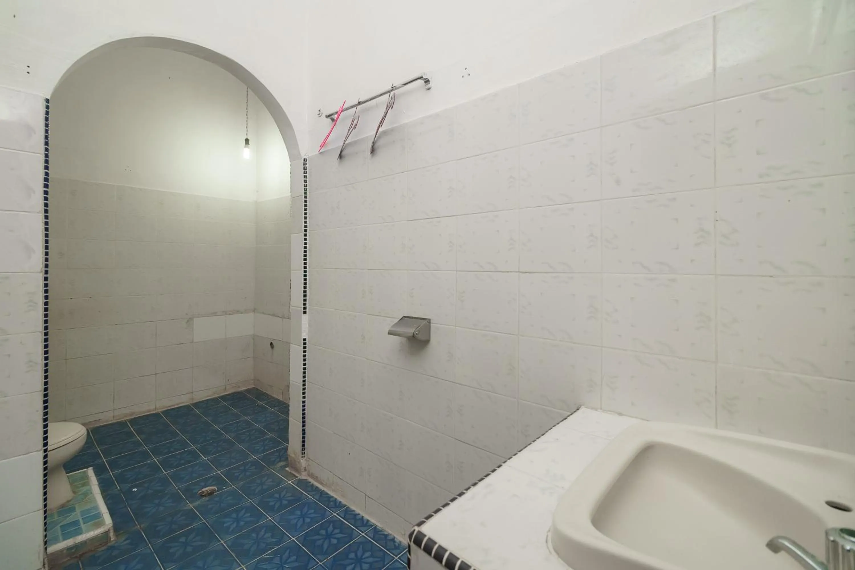 Bathroom in RedDoorz @ Tuktuk Danau Toba