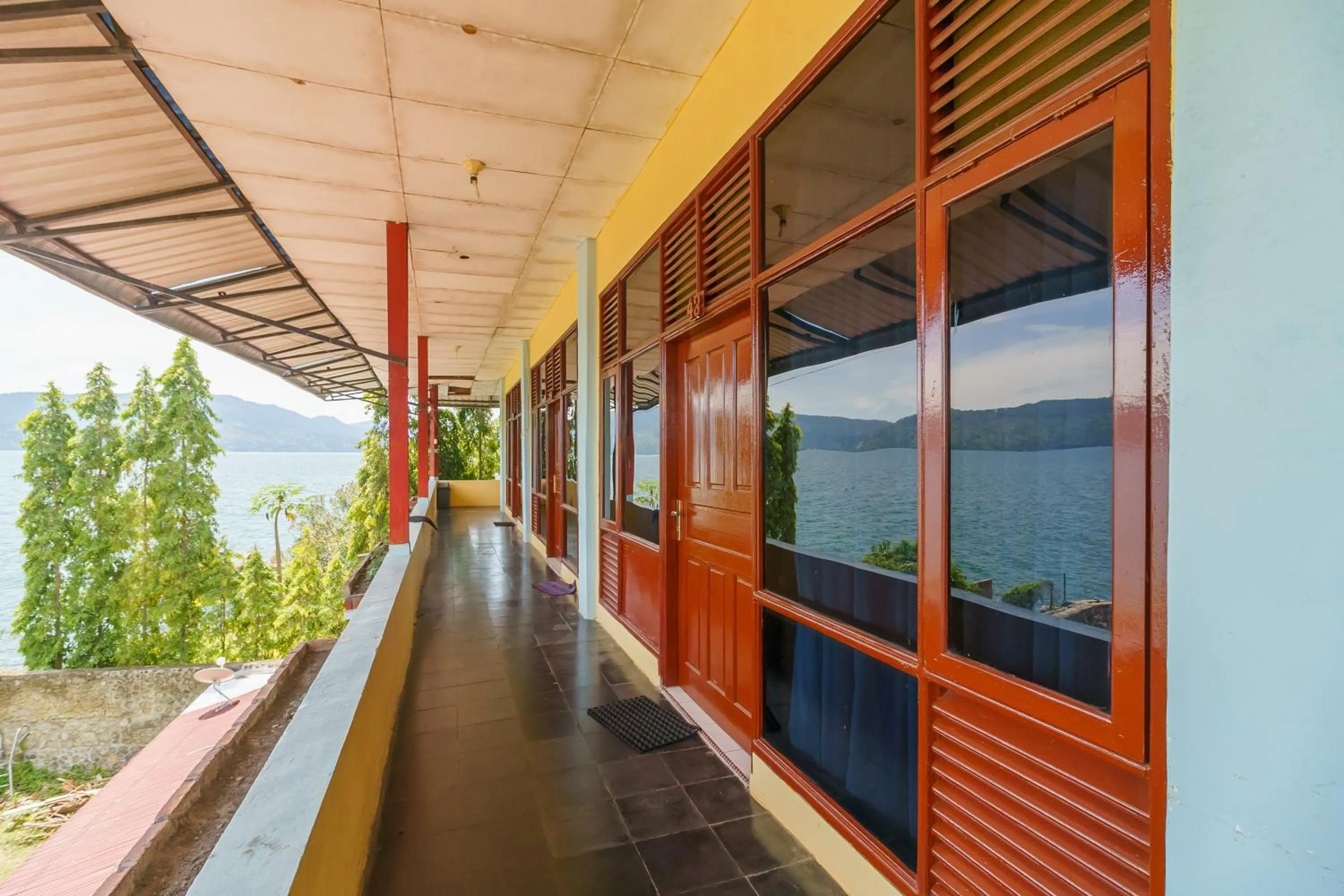 Balcony/Terrace in RedDoorz @ Tuktuk Danau Toba