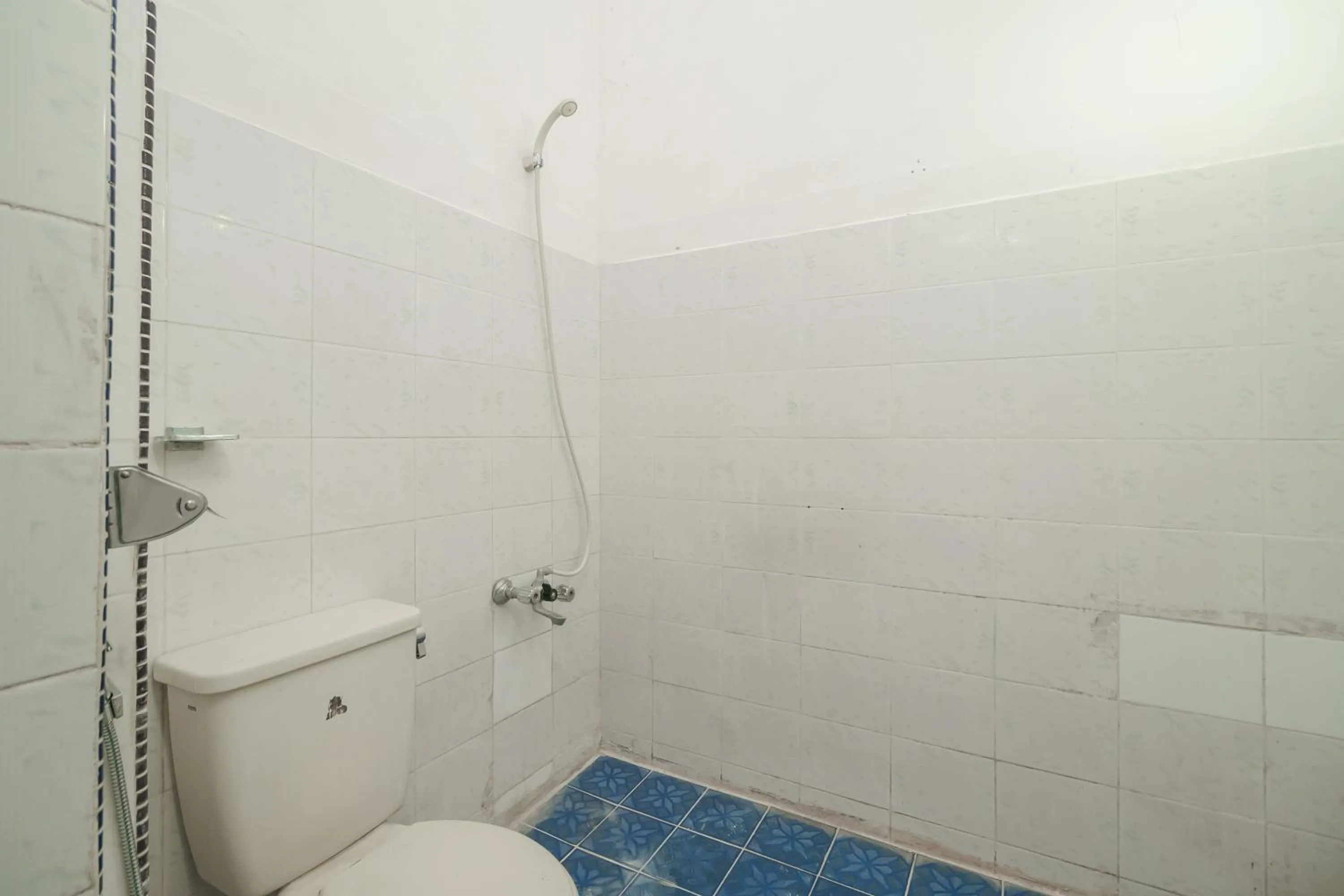 Bathroom in RedDoorz @ Tuktuk Danau Toba