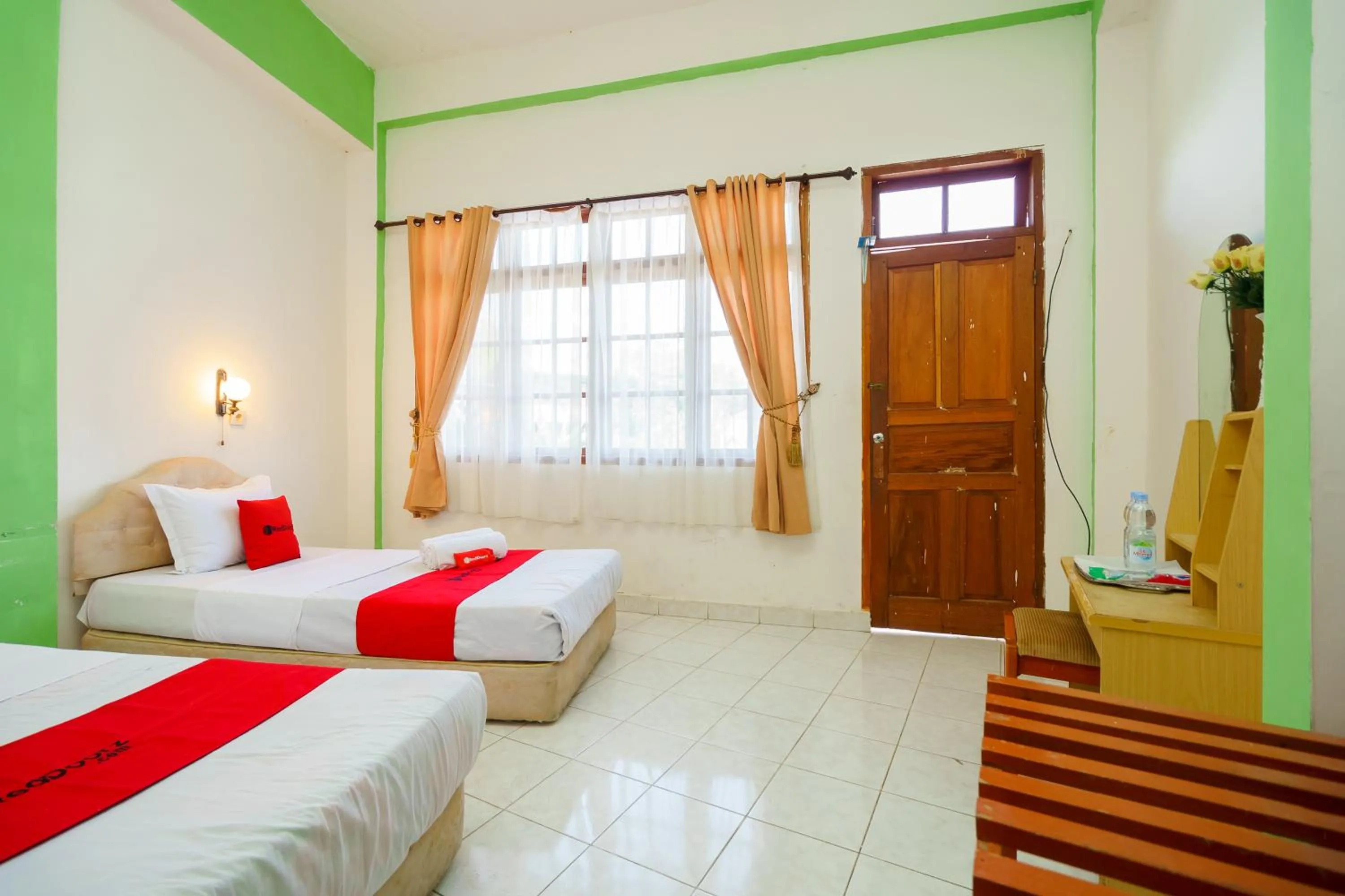 Bed in RedDoorz @ Tuktuk Danau Toba