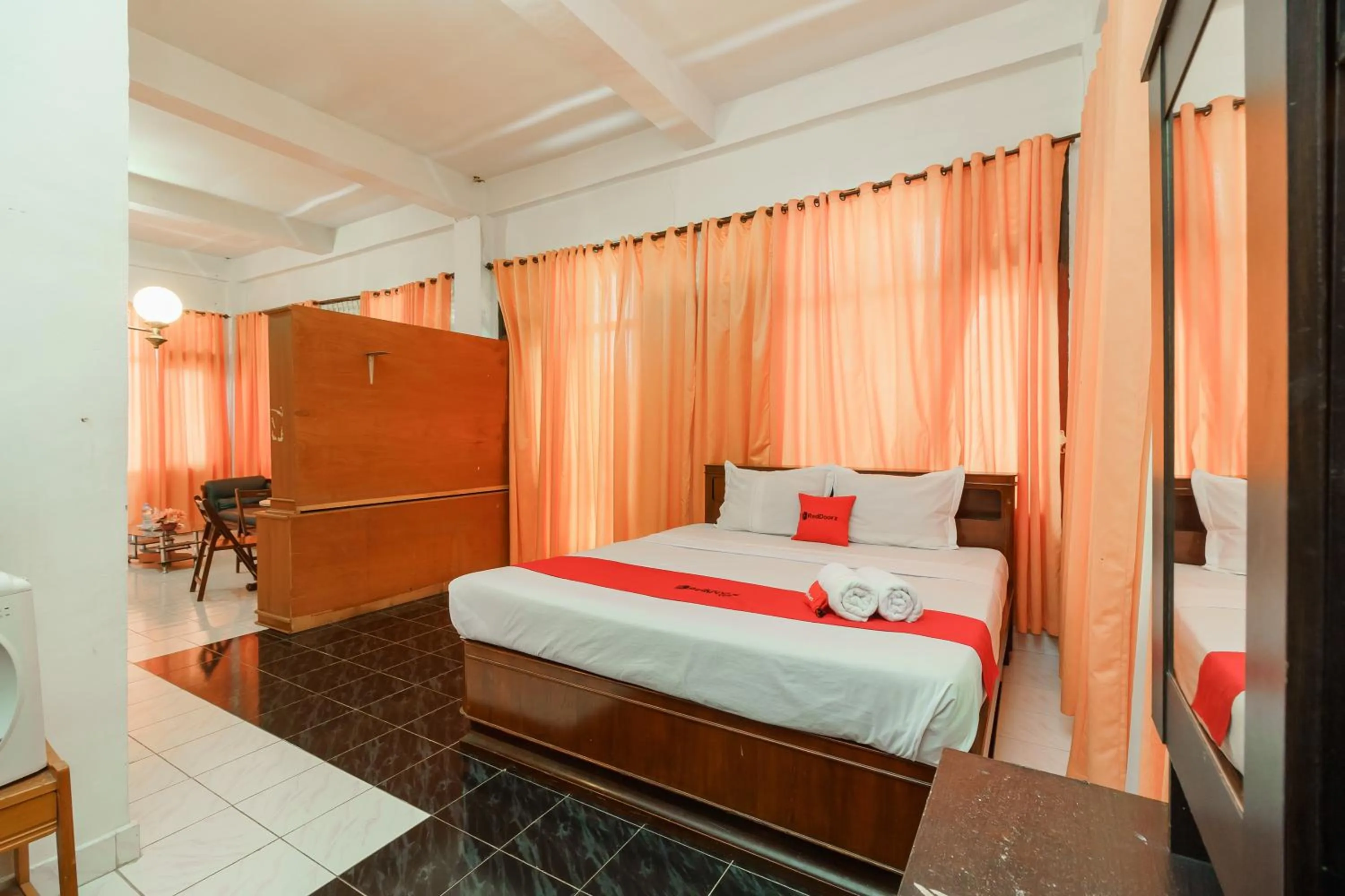 Bedroom, Bed in RedDoorz @ Tuktuk Danau Toba