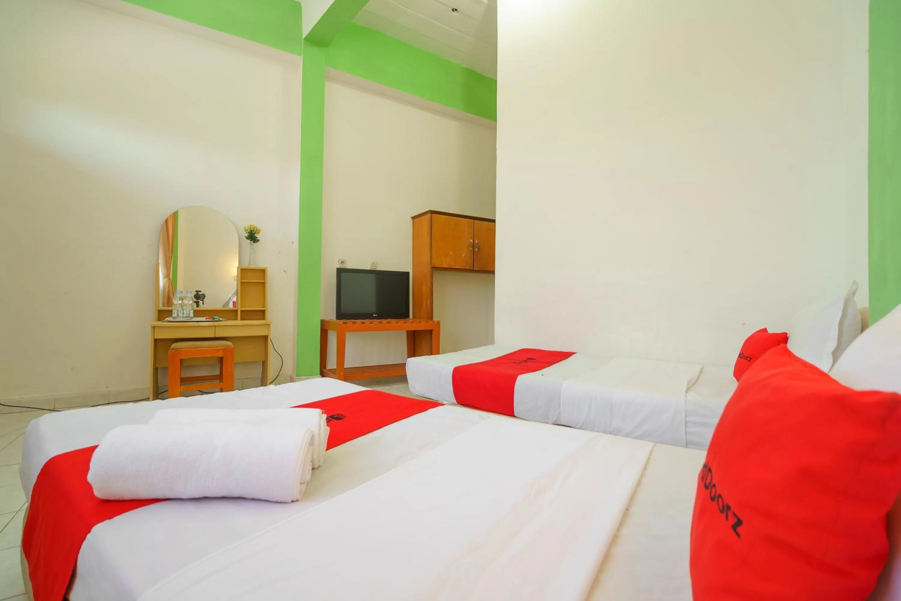 Bed in RedDoorz @ Tuktuk Danau Toba