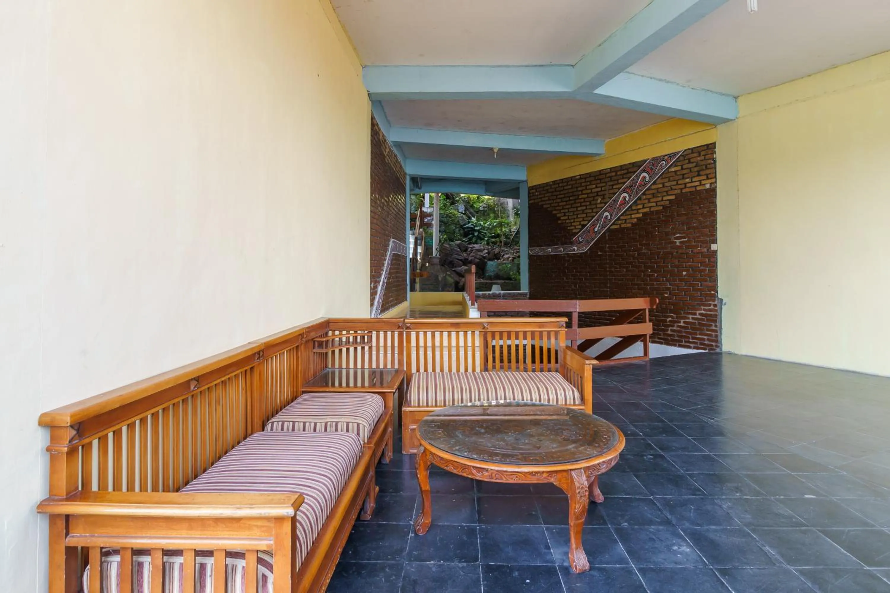 Seating area in RedDoorz @ Tuktuk Danau Toba