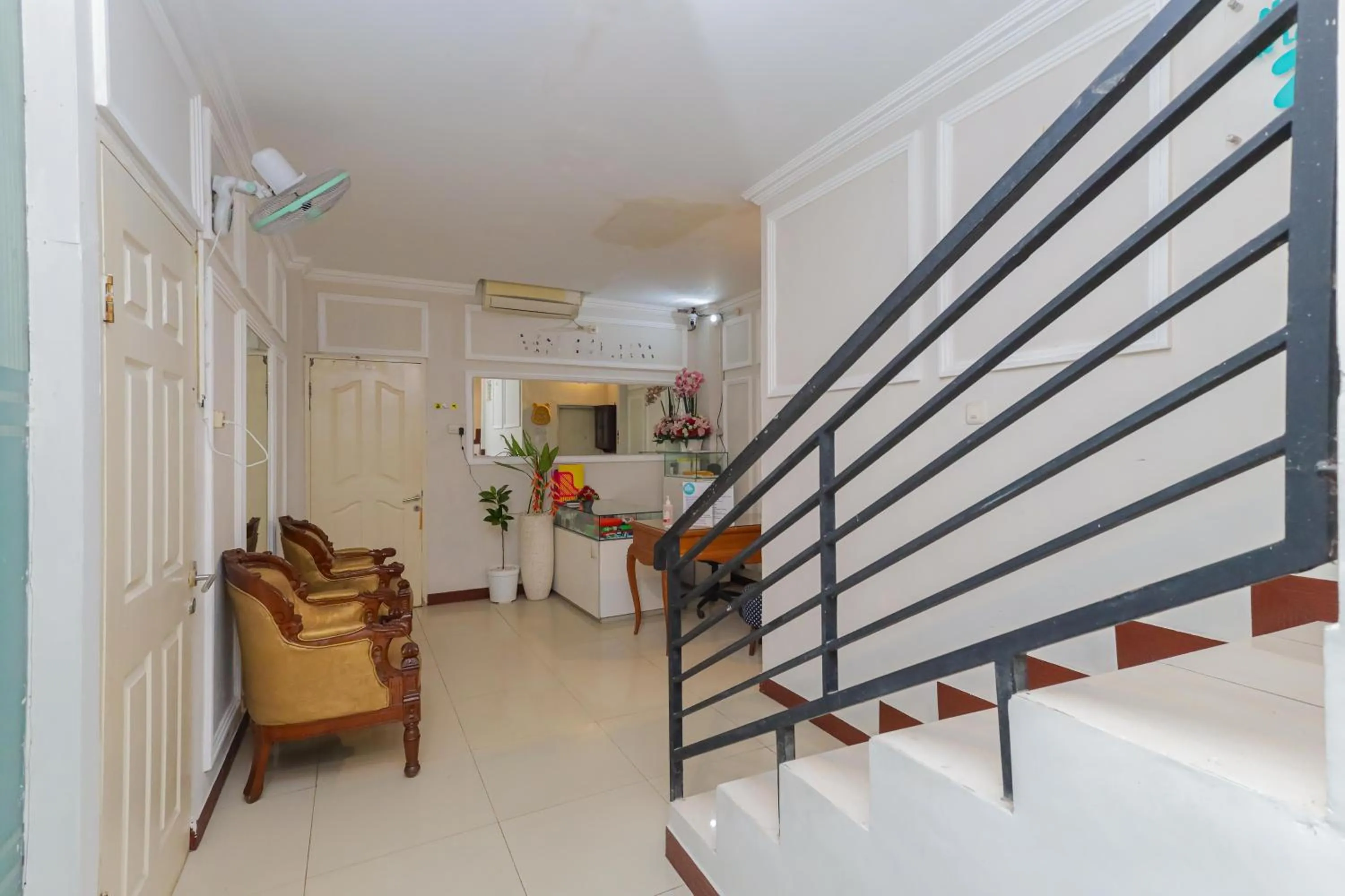 Lobby or reception in Urbanview Hotel Syariah Near Gelora Delta Sidoarjo