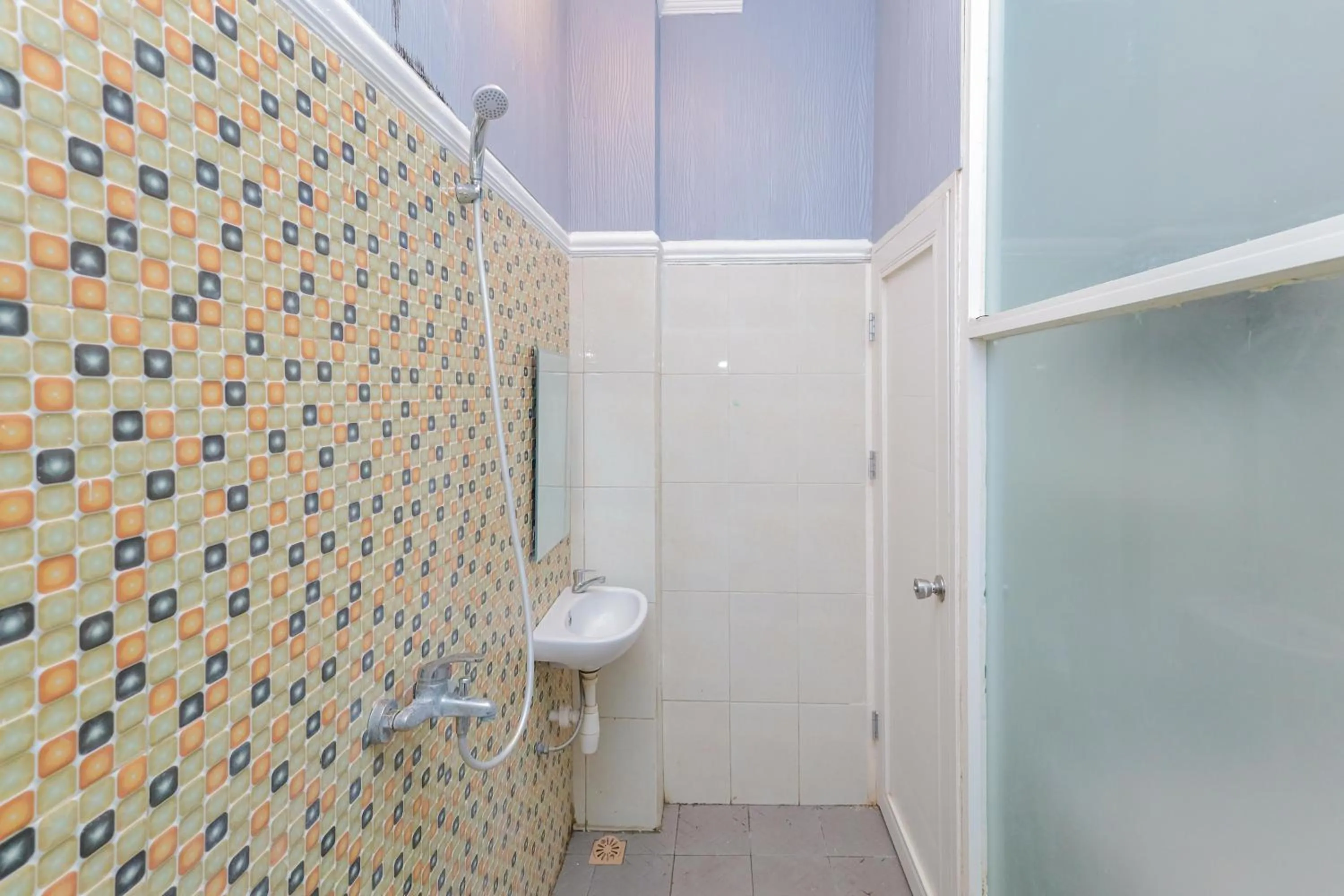 Bathroom in Urbanview Hotel Syariah Near Gelora Delta Sidoarjo