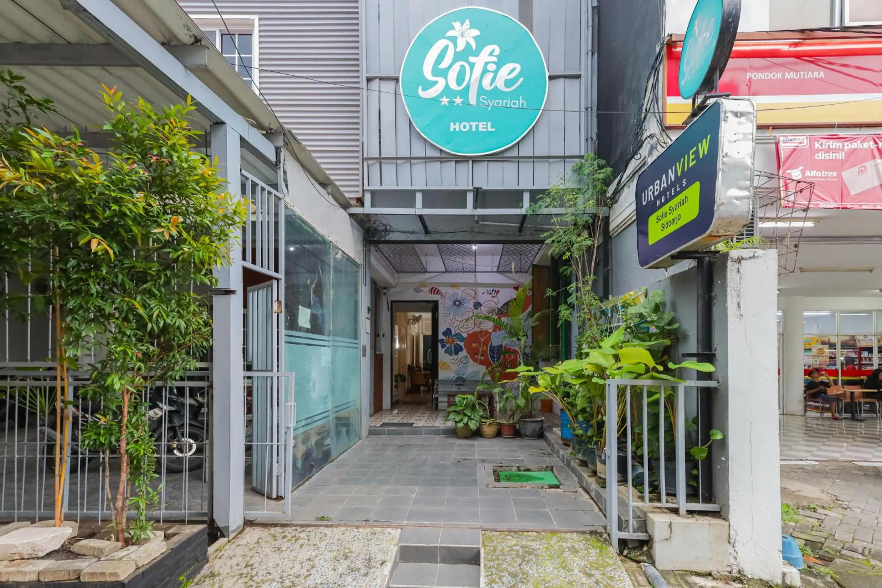 Facade/entrance in Urbanview Hotel Syariah Near Gelora Delta Sidoarjo