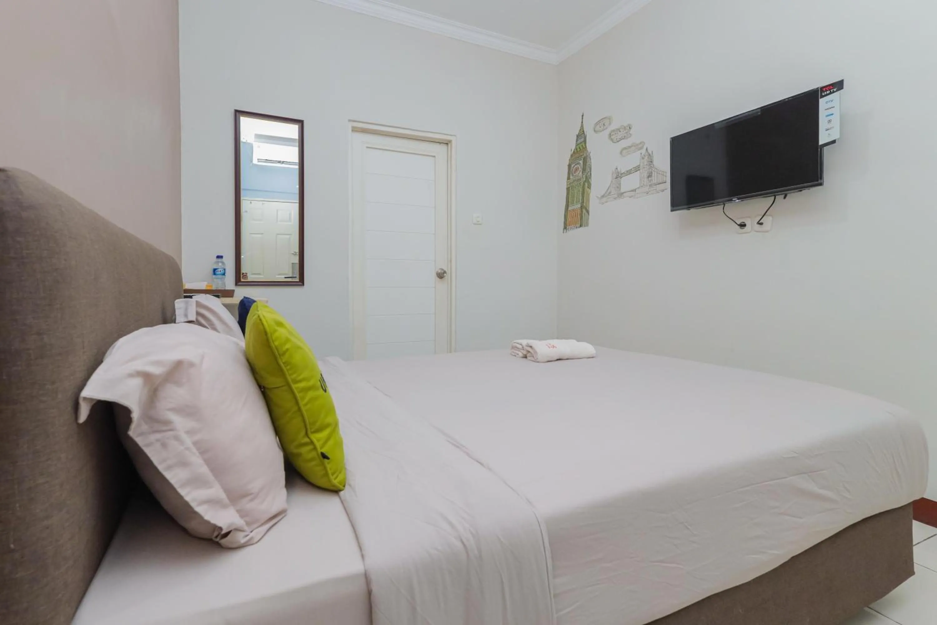 Bedroom, Bed in Urbanview Hotel Syariah Near Gelora Delta Sidoarjo