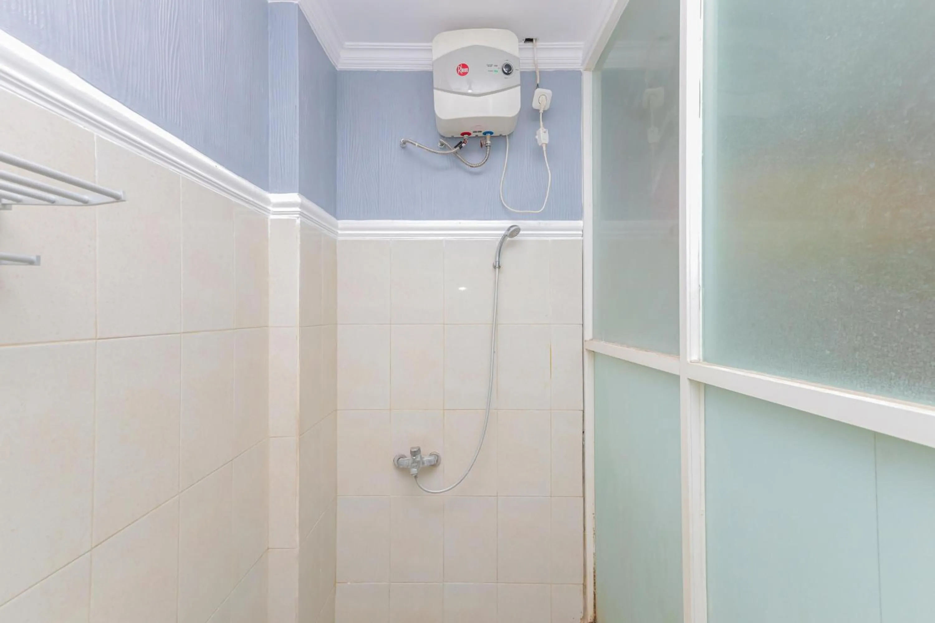 Bathroom in Urbanview Hotel Syariah Near Gelora Delta Sidoarjo