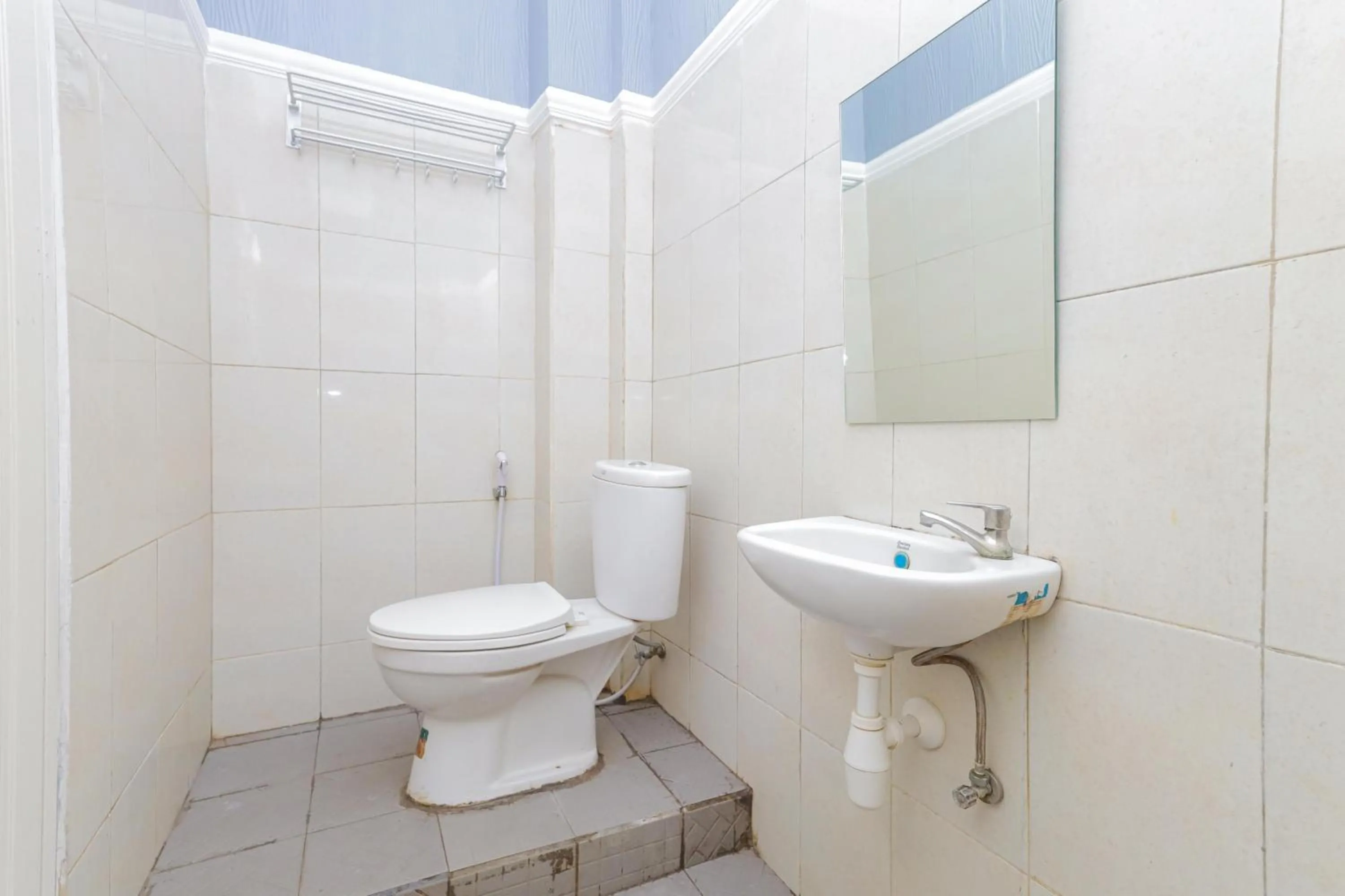 Bathroom in Urbanview Hotel Syariah Near Gelora Delta Sidoarjo