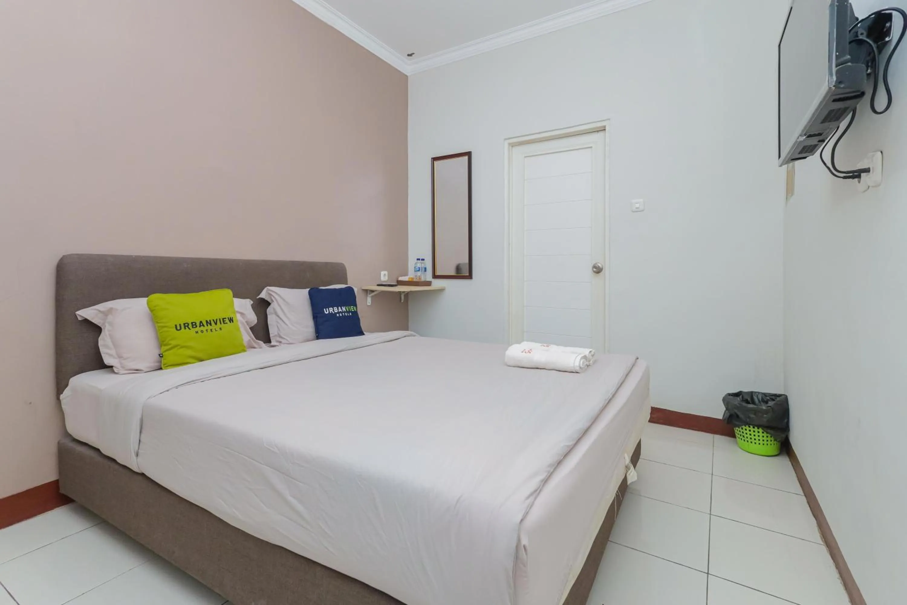 Bedroom, Bed in Urbanview Hotel Syariah Near Gelora Delta Sidoarjo