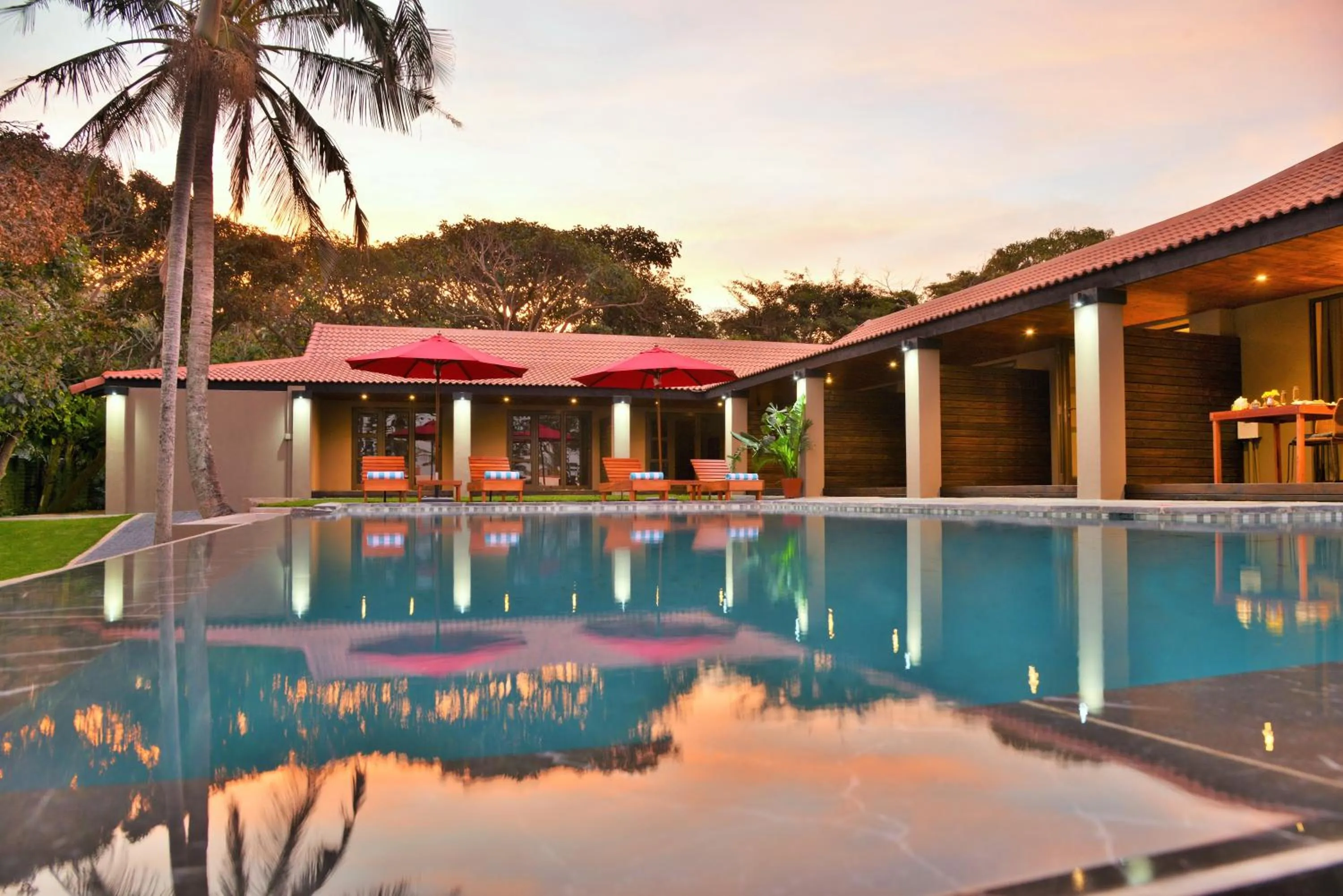 Swimming pool in La Perle