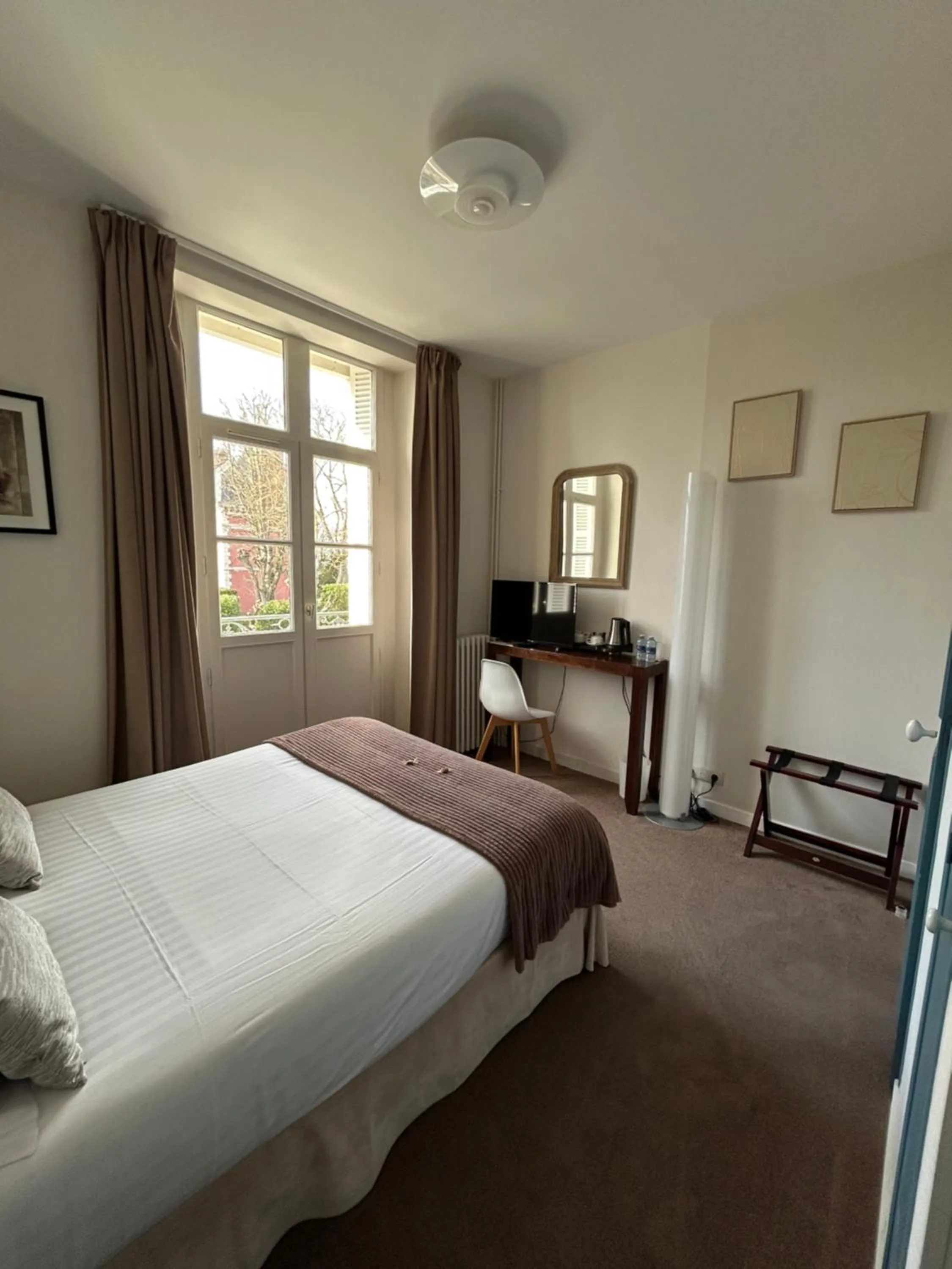 Photo of the whole room, Bed in L'Hôtel Particulier Ascott