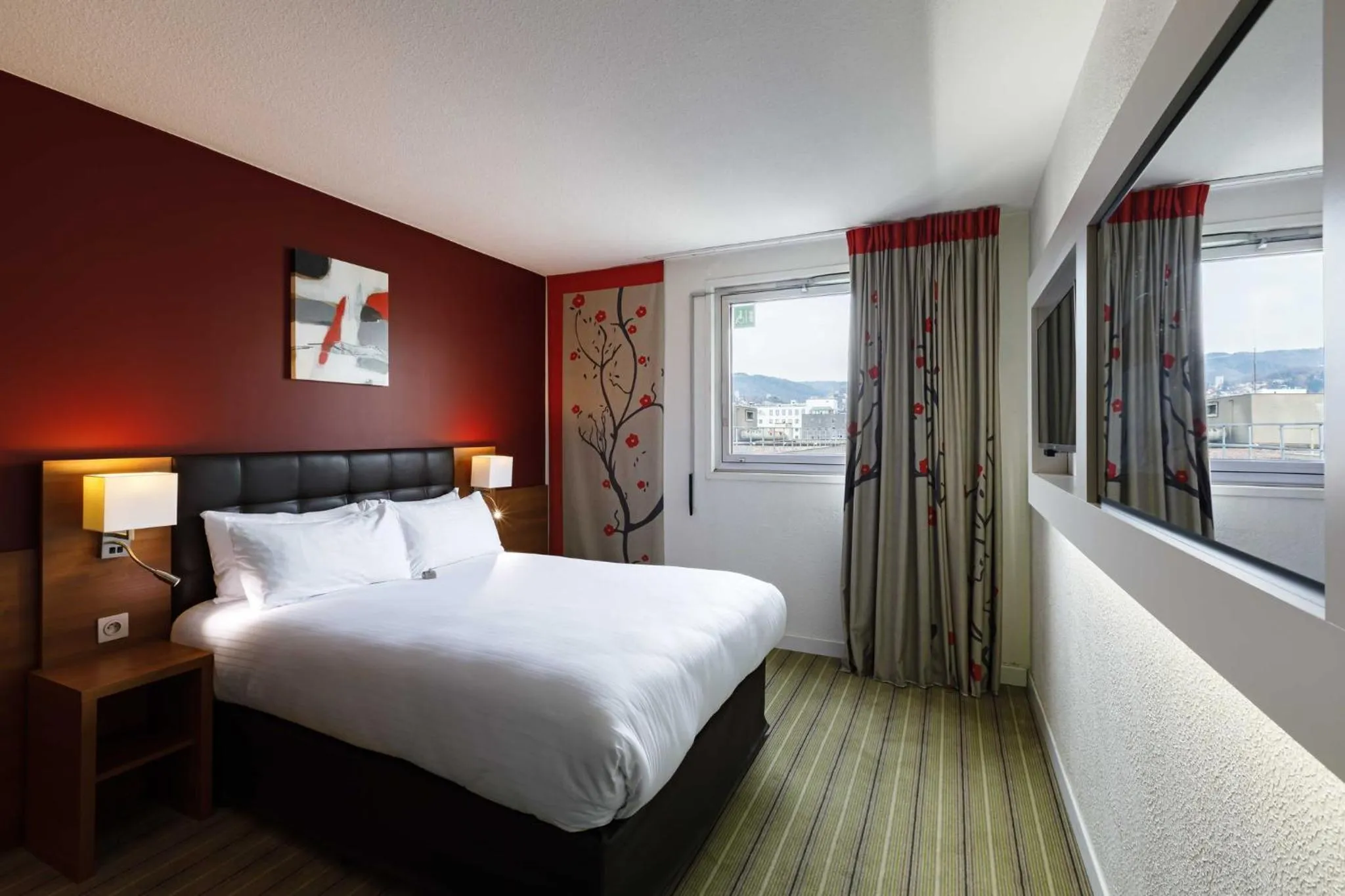 Photo of the whole room, Bed in Holiday Inn Clermont Ferrand Centre by IHG