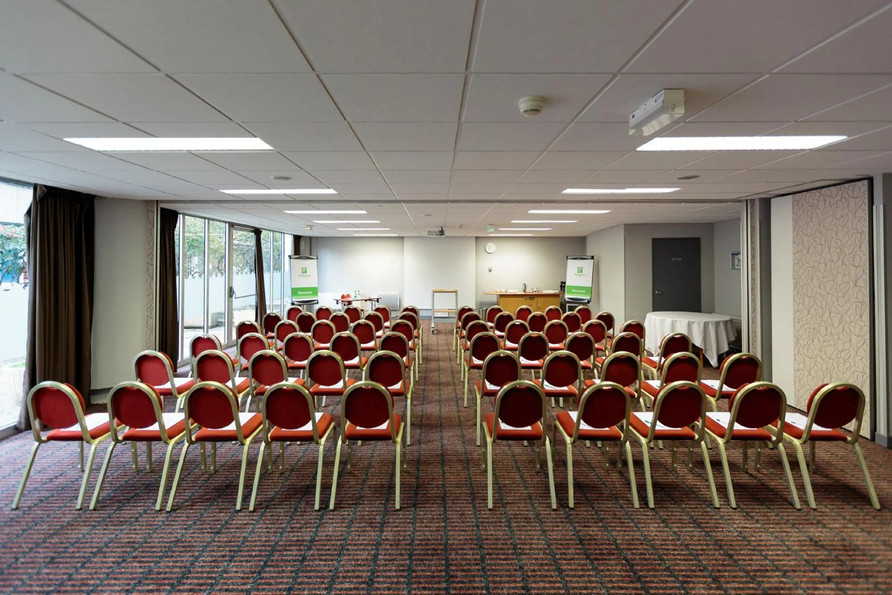Meeting/conference room in Holiday Inn Clermont Ferrand Centre by IHG