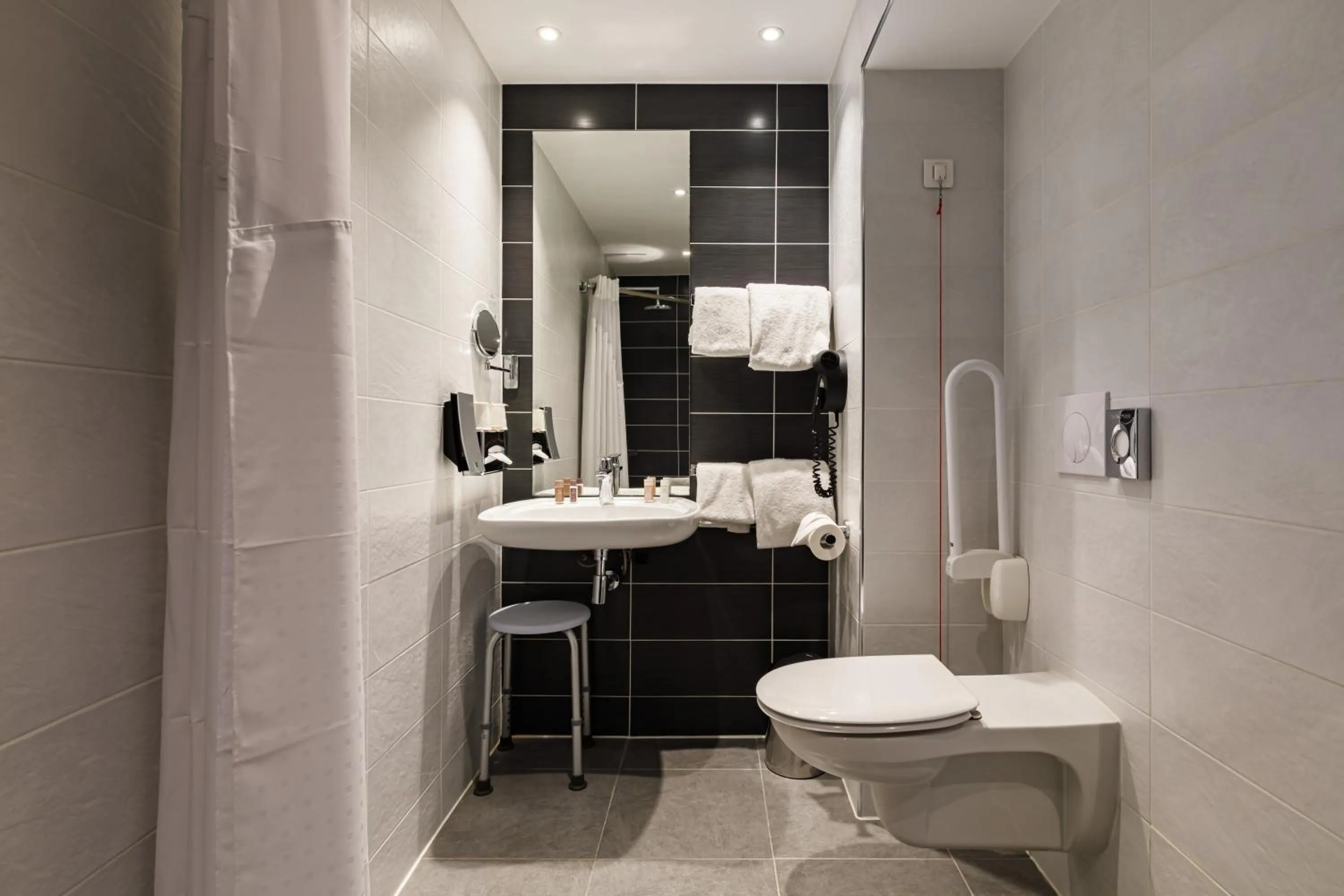 Bathroom in Holiday Inn Clermont Ferrand Centre by IHG