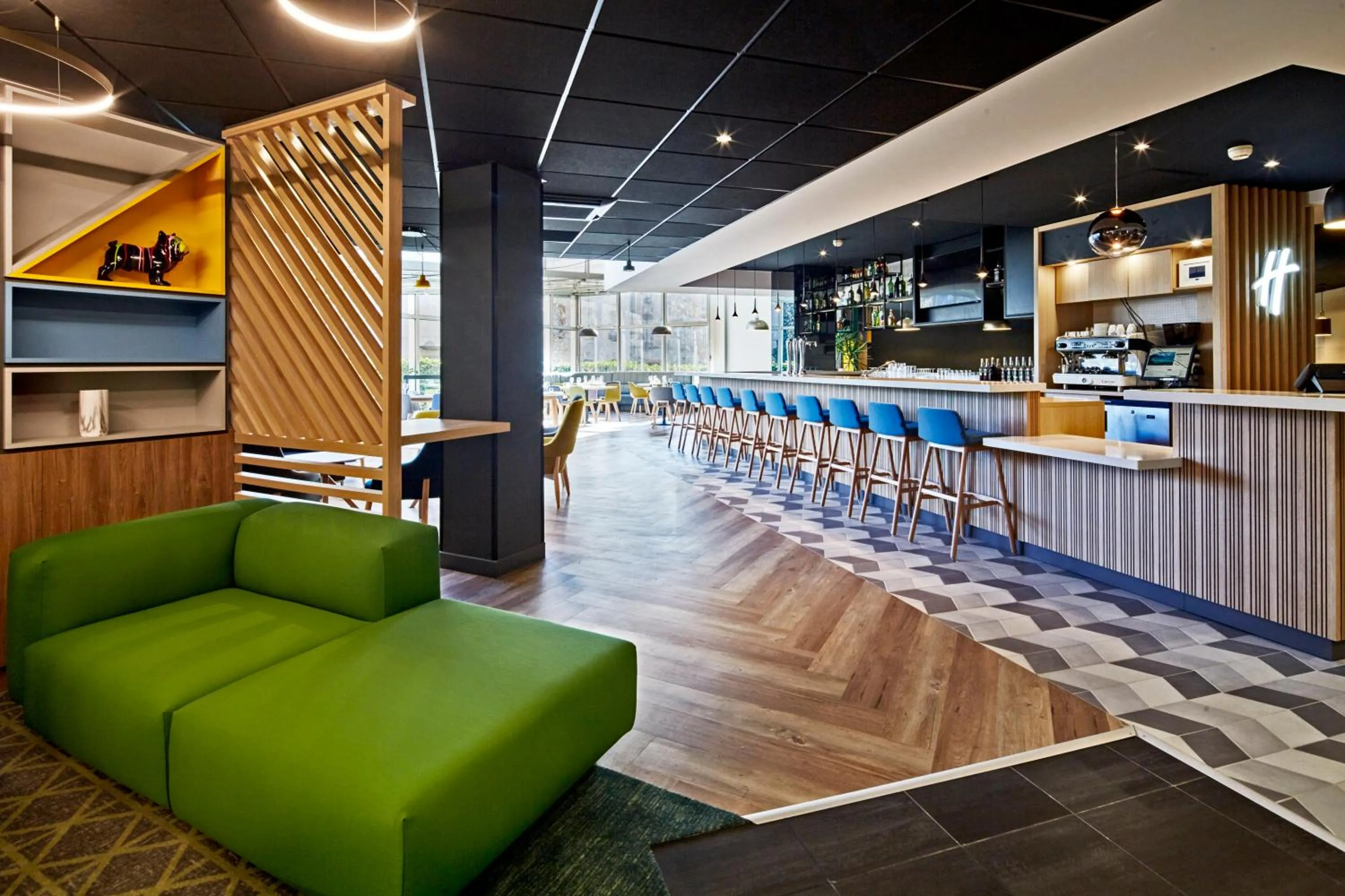 Lounge or bar in Holiday Inn Clermont Ferrand Centre by IHG