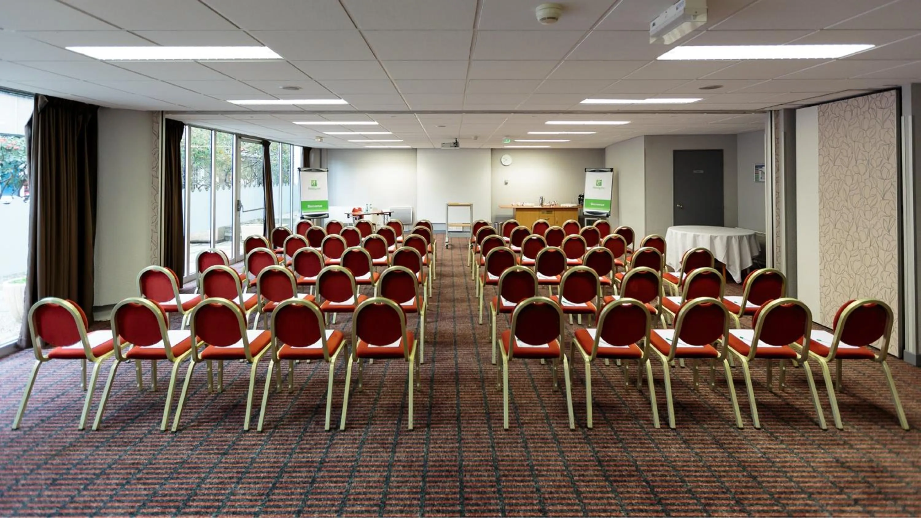 Meeting/conference room in Holiday Inn Clermont Ferrand Centre by IHG