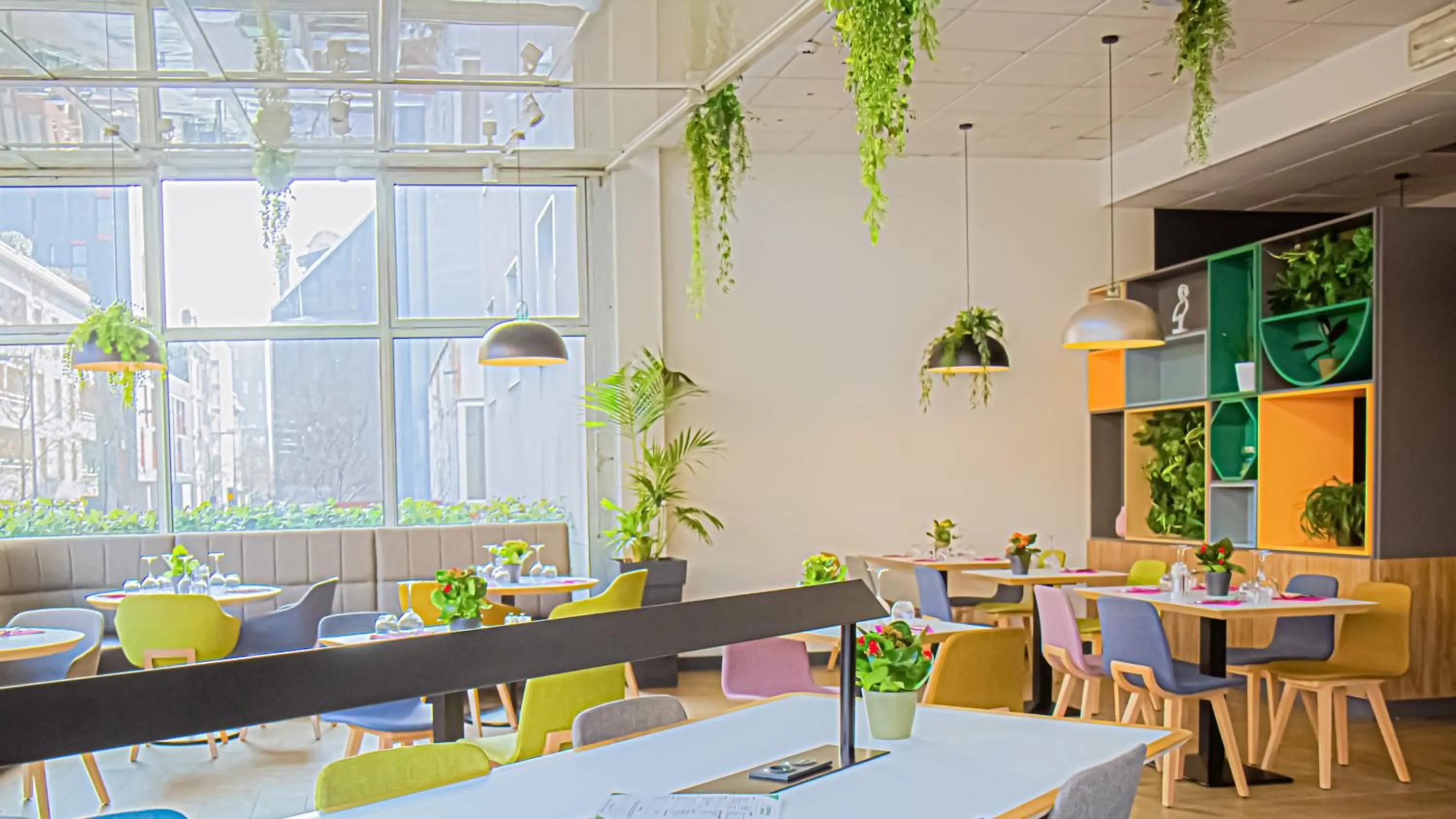 Restaurant/places to eat in Holiday Inn Clermont Ferrand Centre by IHG