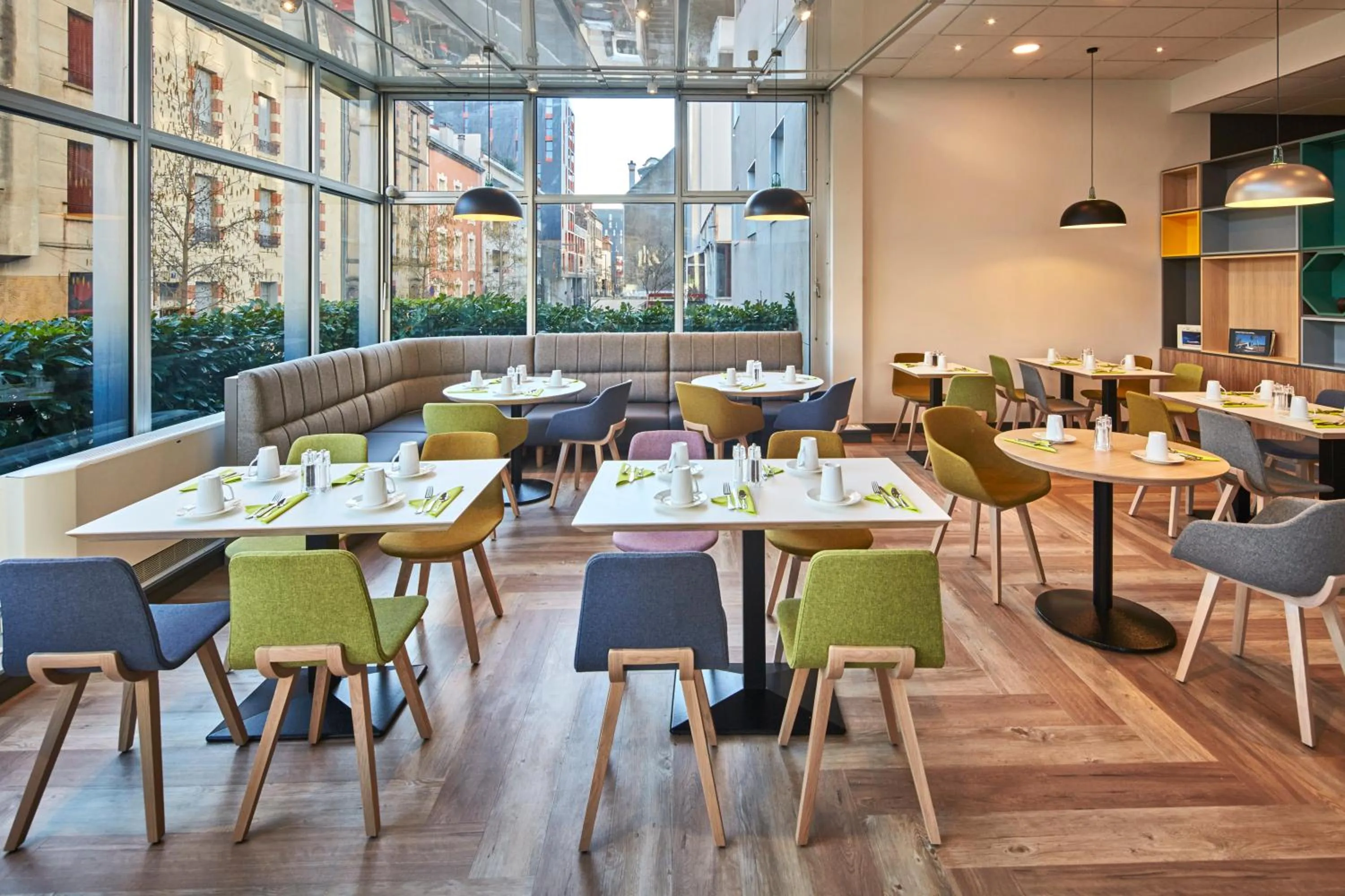 Restaurant/places to eat in Holiday Inn Clermont Ferrand Centre by IHG