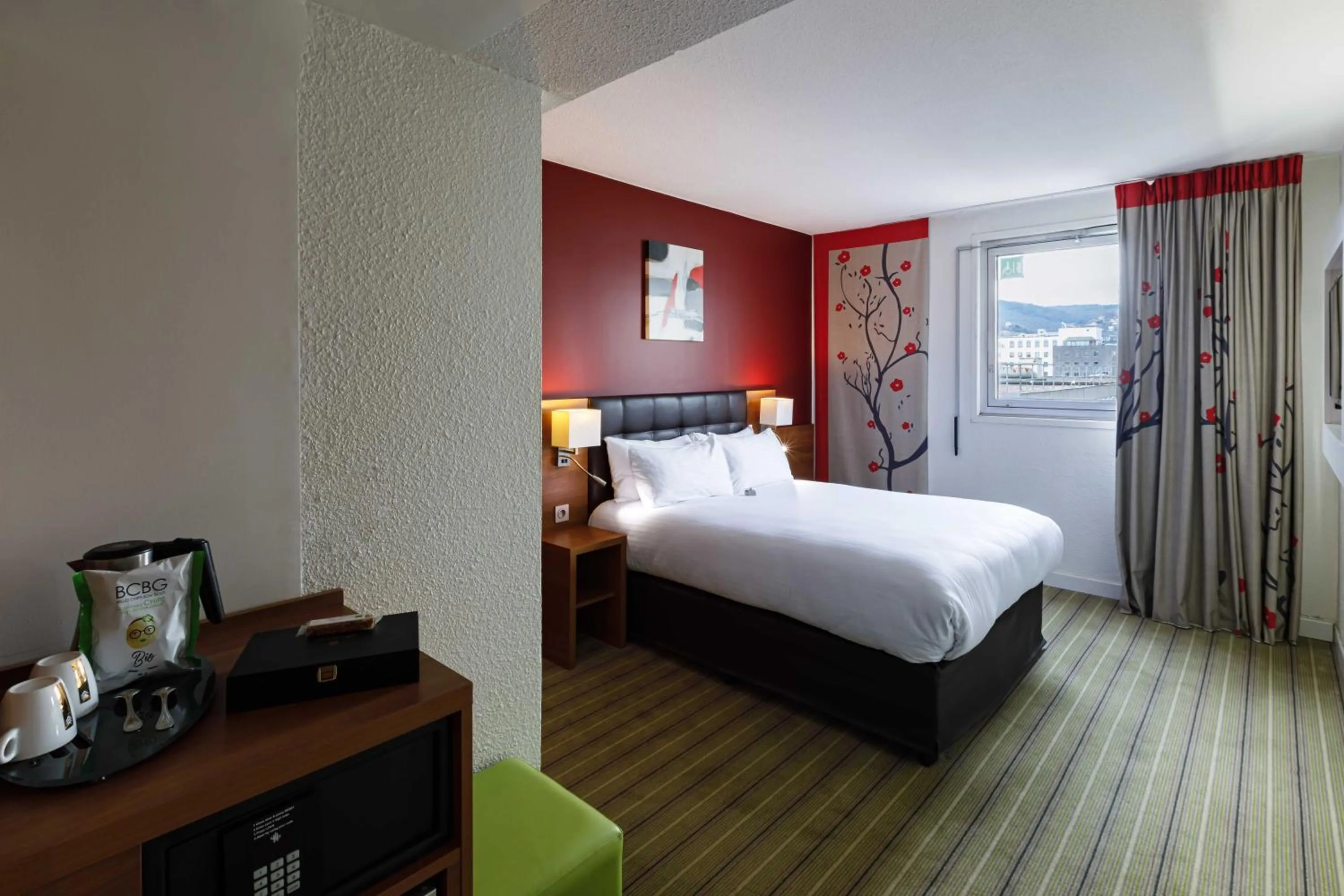 Photo of the whole room, Bed in Holiday Inn Clermont Ferrand Centre by IHG