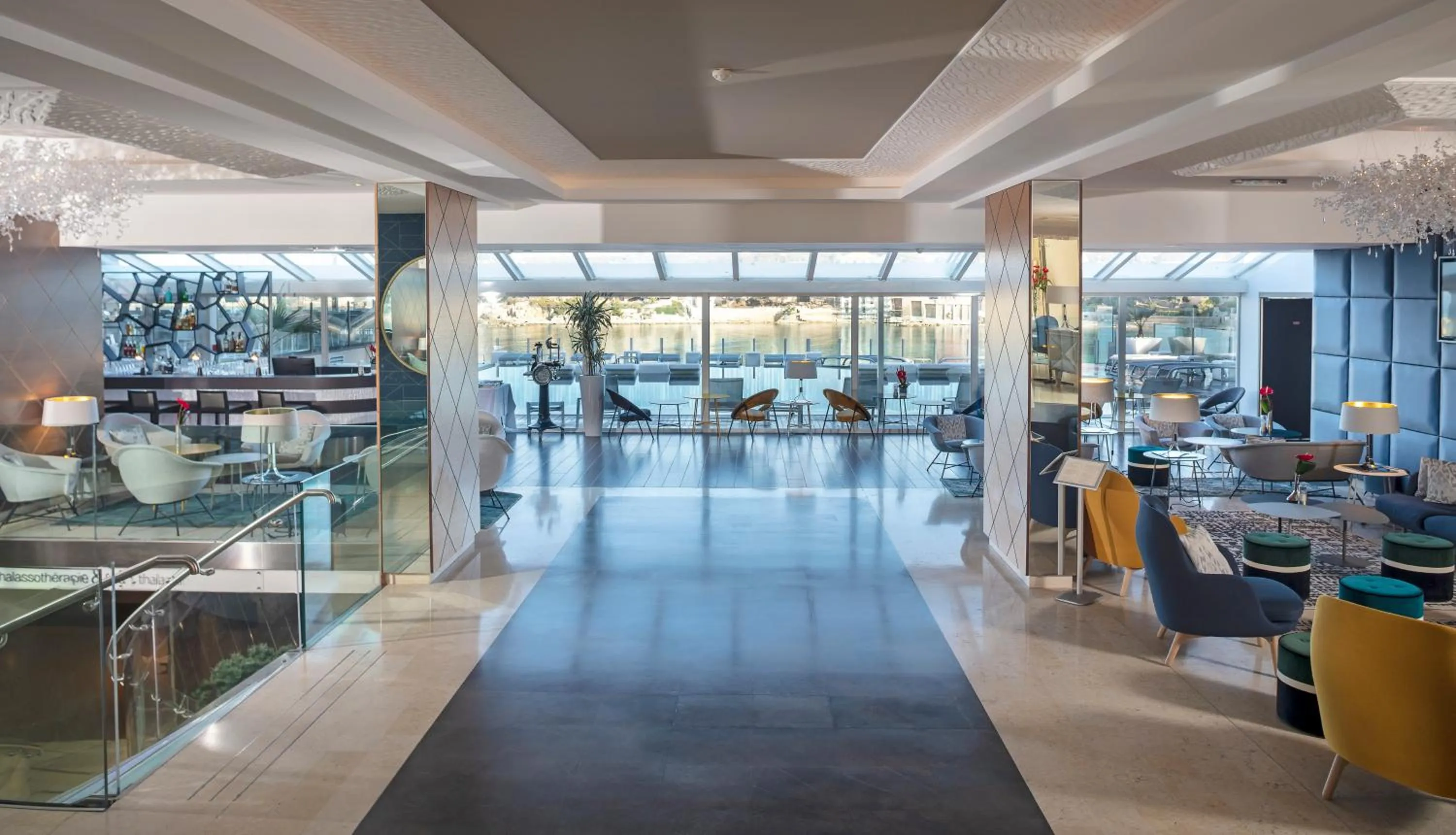 Lounge or bar in Thalazur Bandol Ile Rousse - Hôtel & Spa