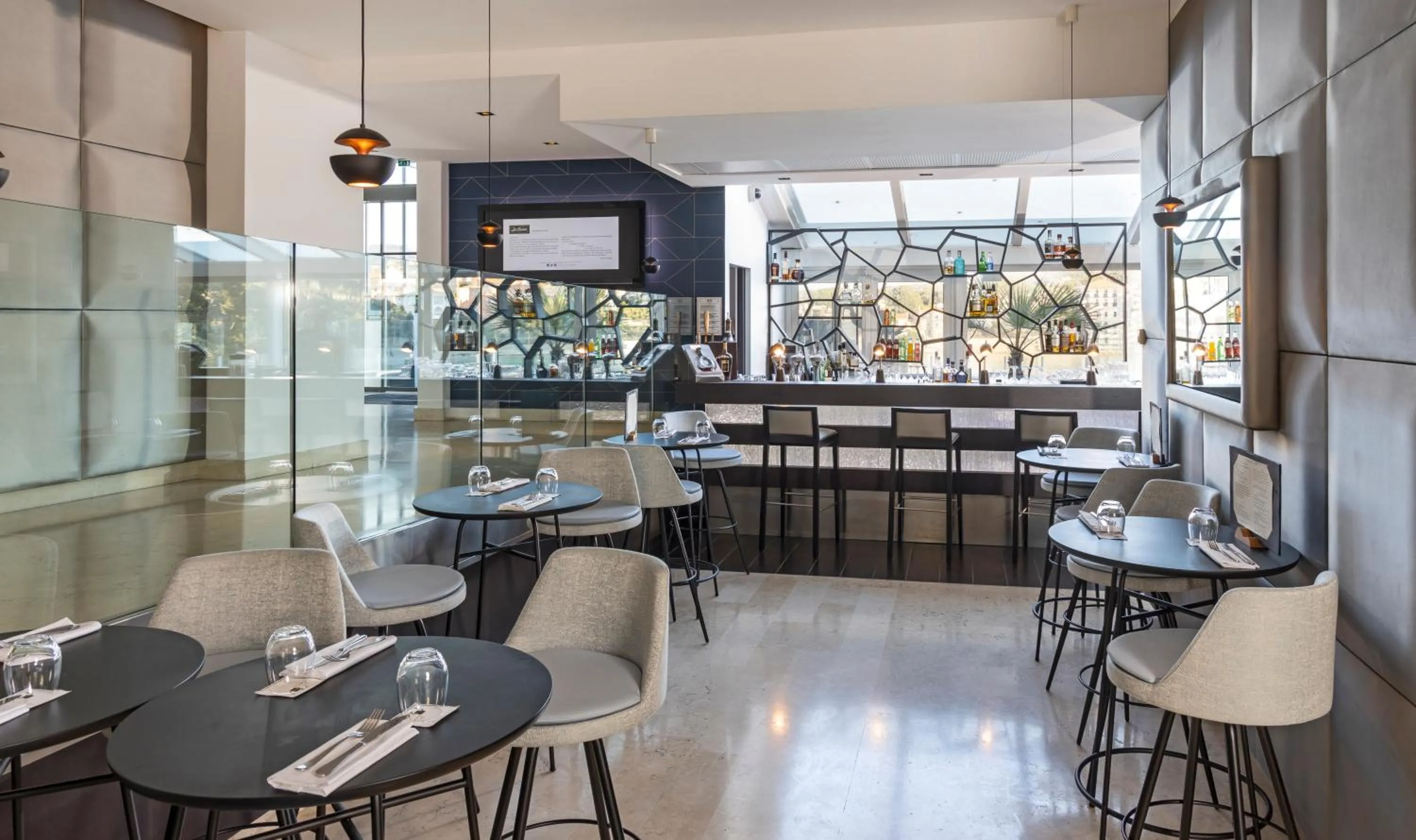 Lounge or bar in Thalazur Bandol Ile Rousse - Hôtel & Spa