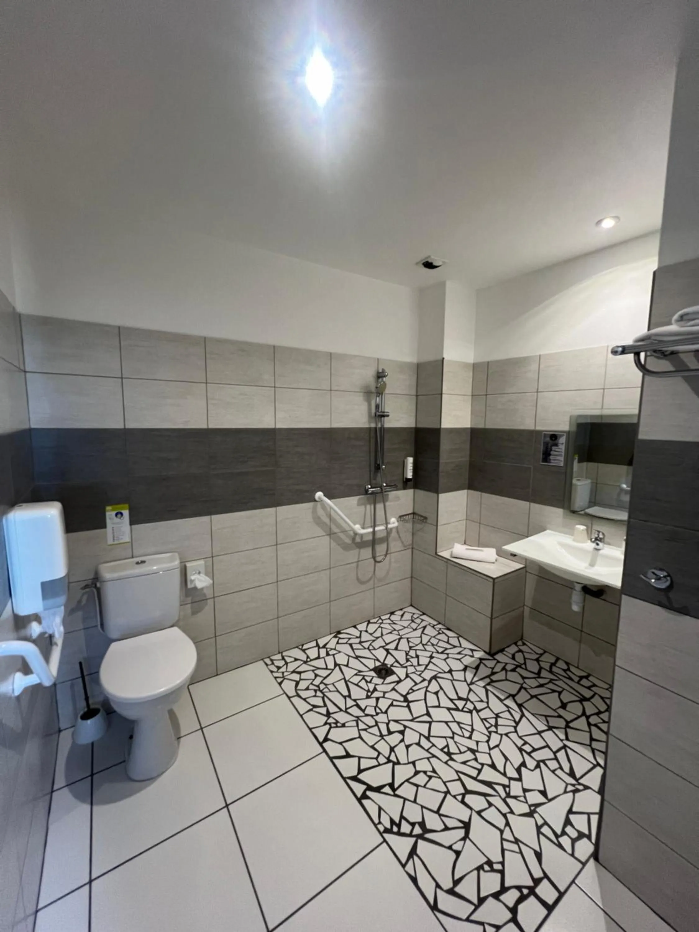 Shower in Le Regina Hôtel et restaurant Canet-plage