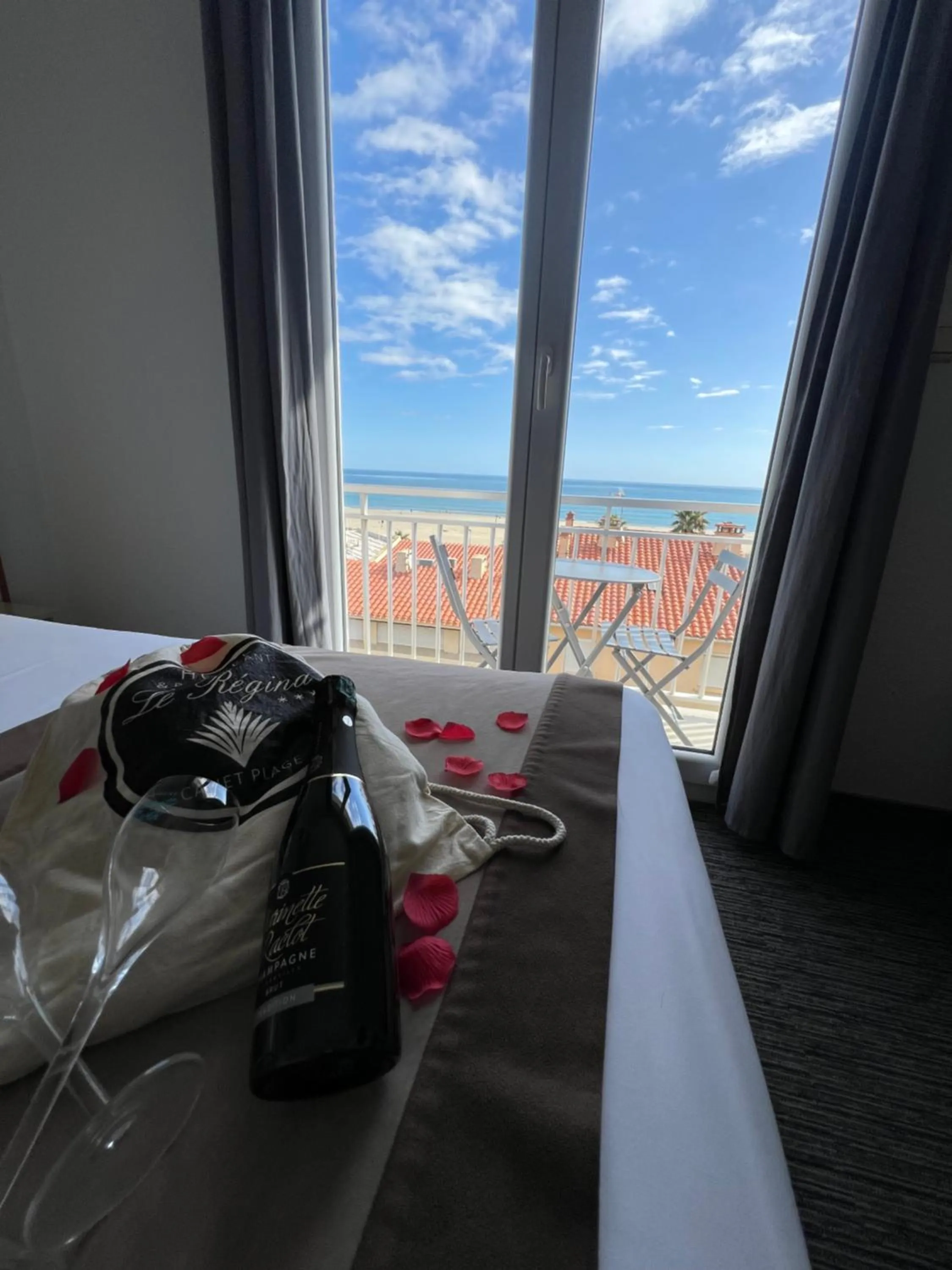 Bed in Le Regina Hôtel et restaurant Canet-plage