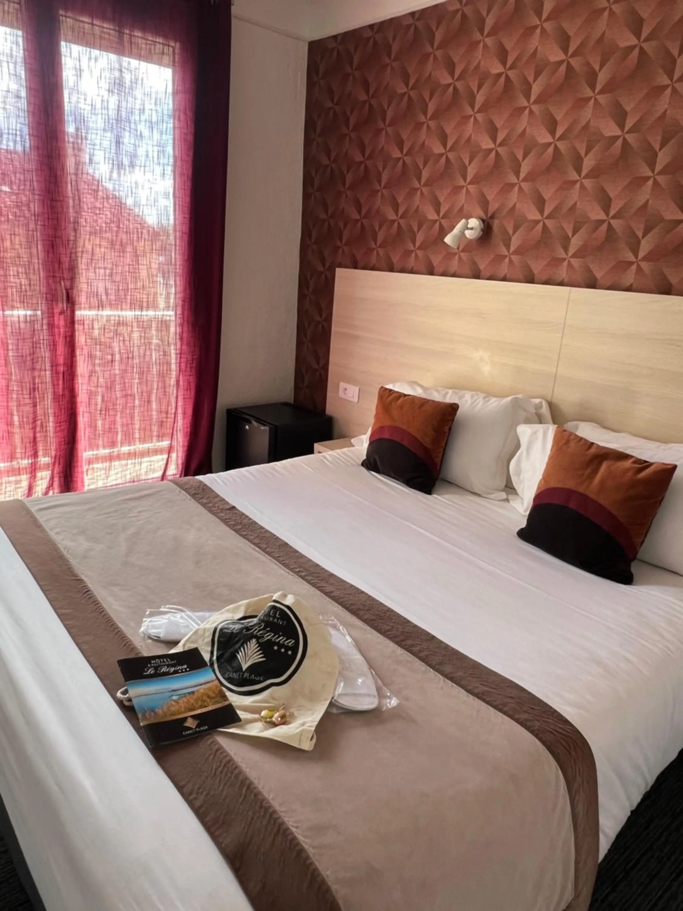 Bed in Le Regina Hôtel et restaurant Canet-plage