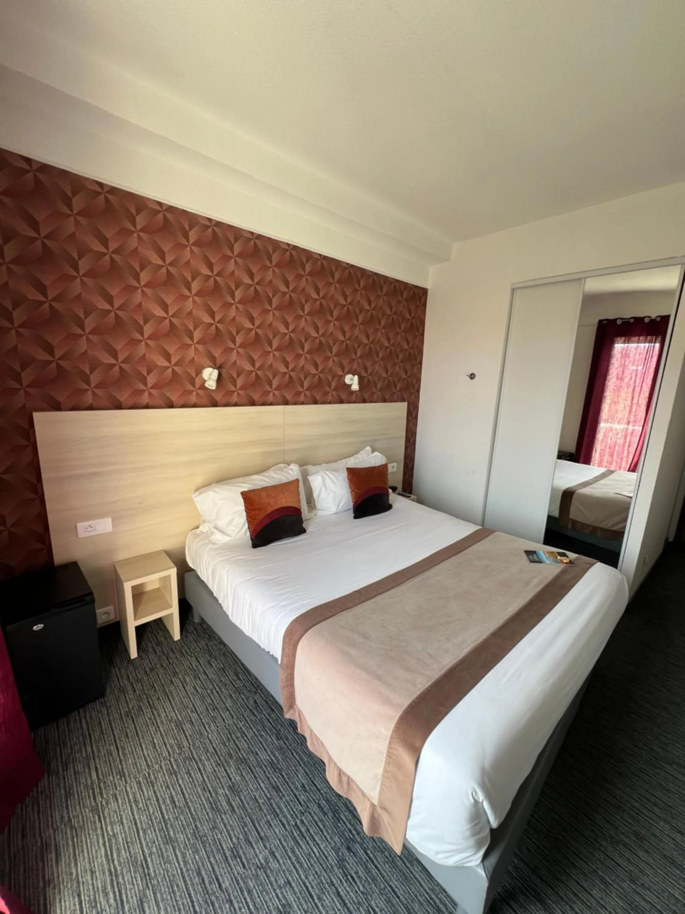 Bed in Le Regina Hôtel et restaurant Canet-plage