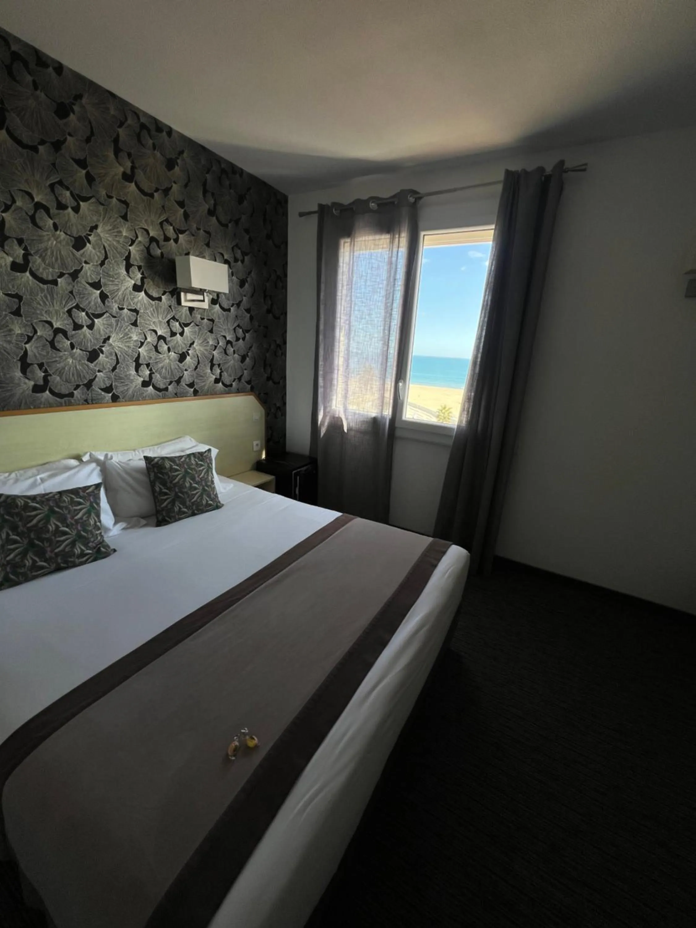 Bed in Le Regina Hôtel et restaurant Canet-plage