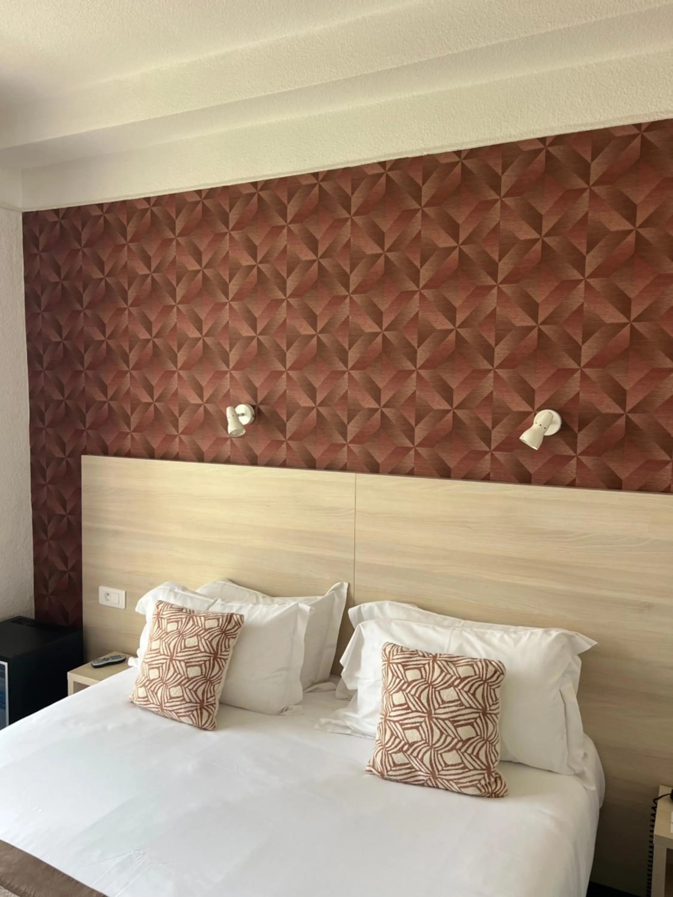 Bed in Le Regina Hôtel et restaurant Canet-plage