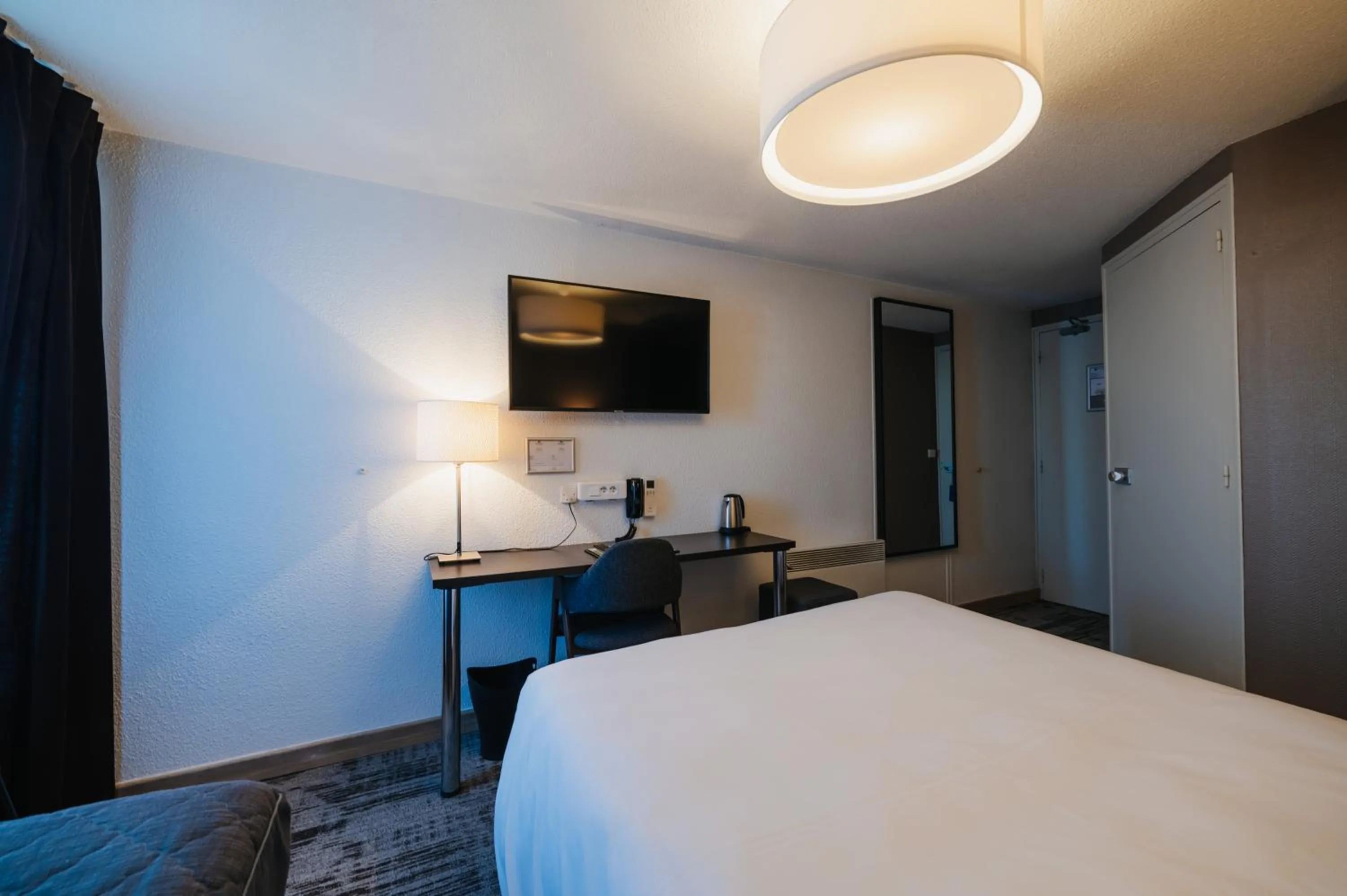 TV and multimedia, Bed in Sure Hotel by Best Western Châteauroux
