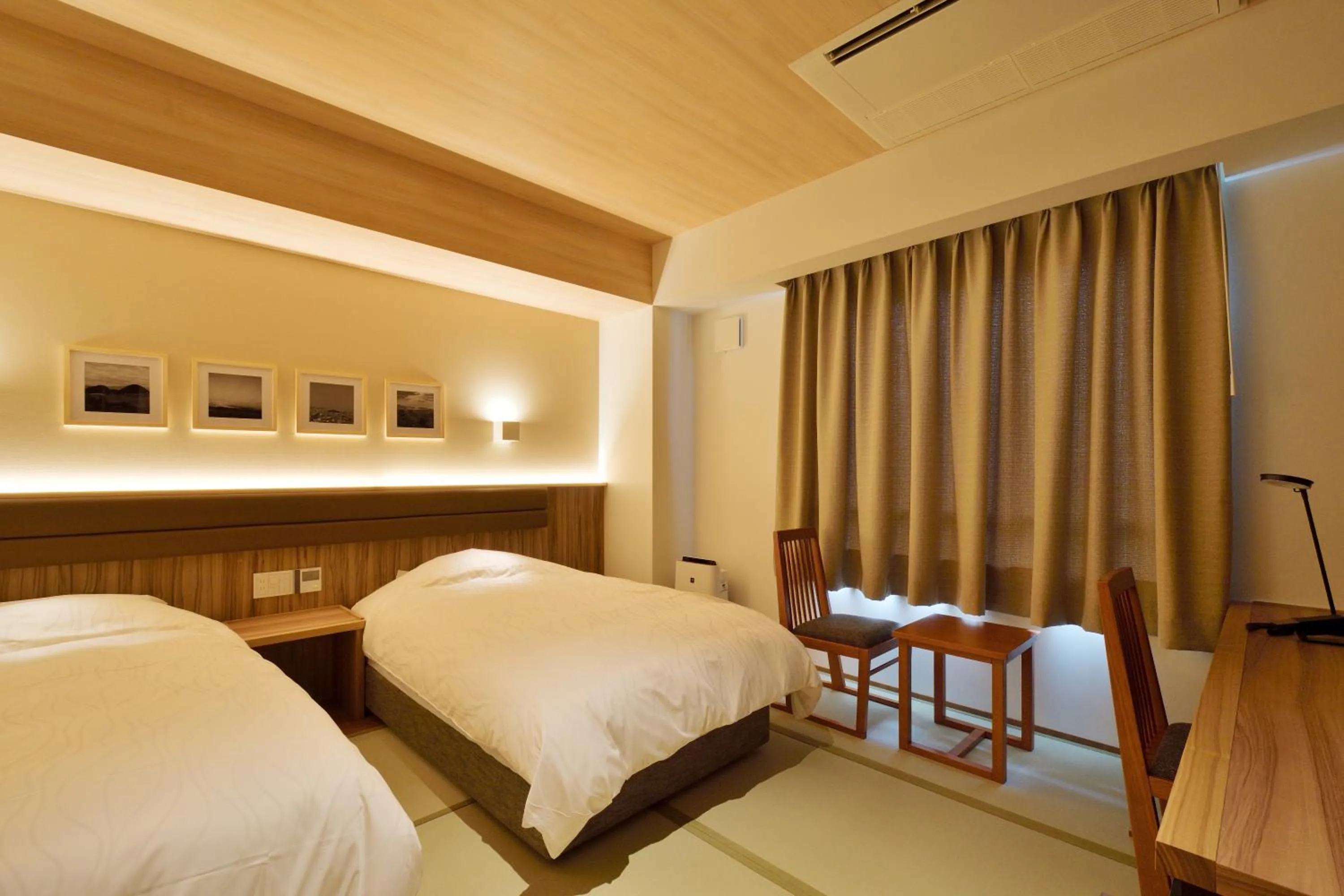 Photo of the whole room, Bed in THE CHELSEA BREATH