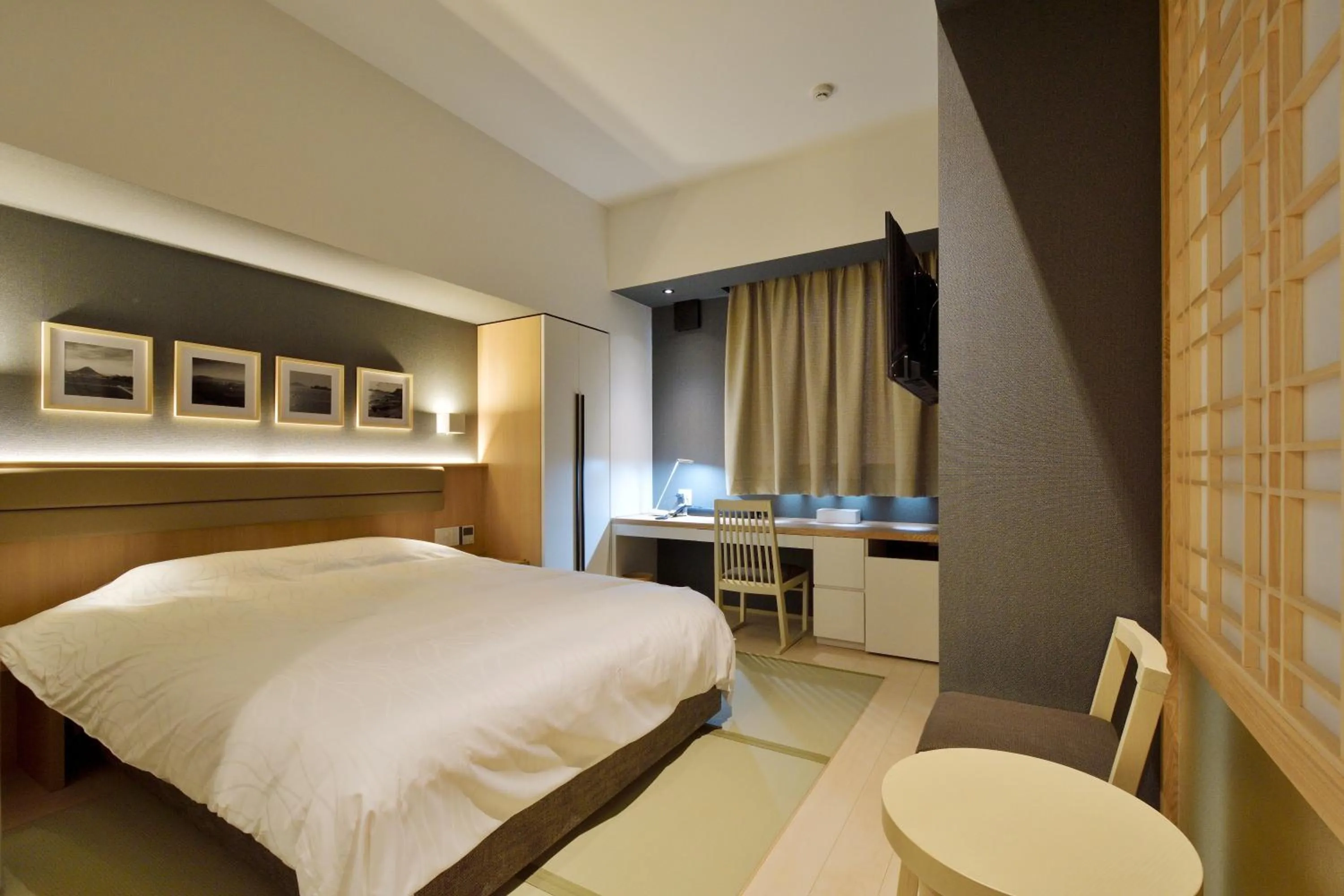 Photo of the whole room, Bed in THE CHELSEA BREATH