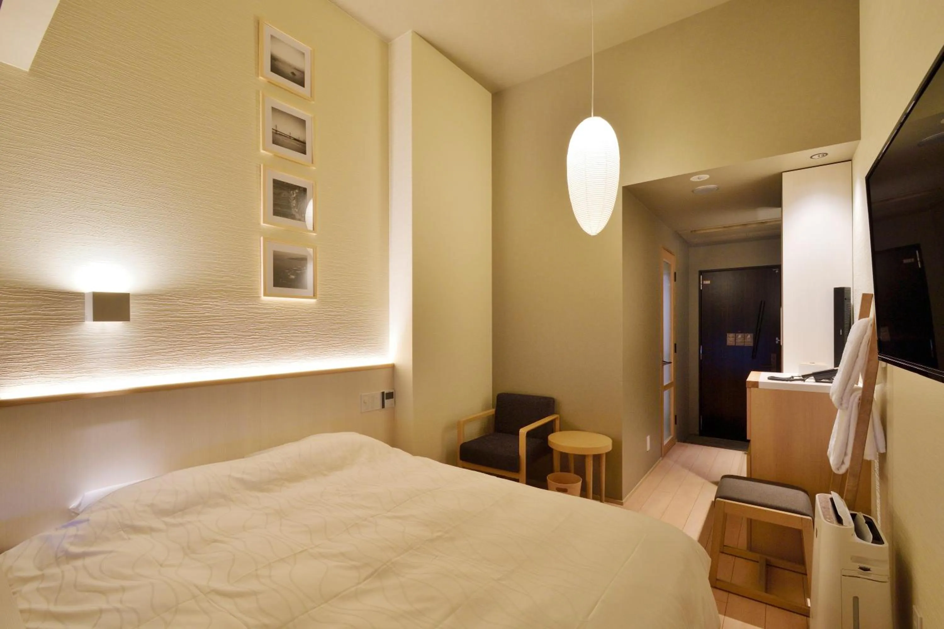 Photo of the whole room, Bed in THE CHELSEA BREATH