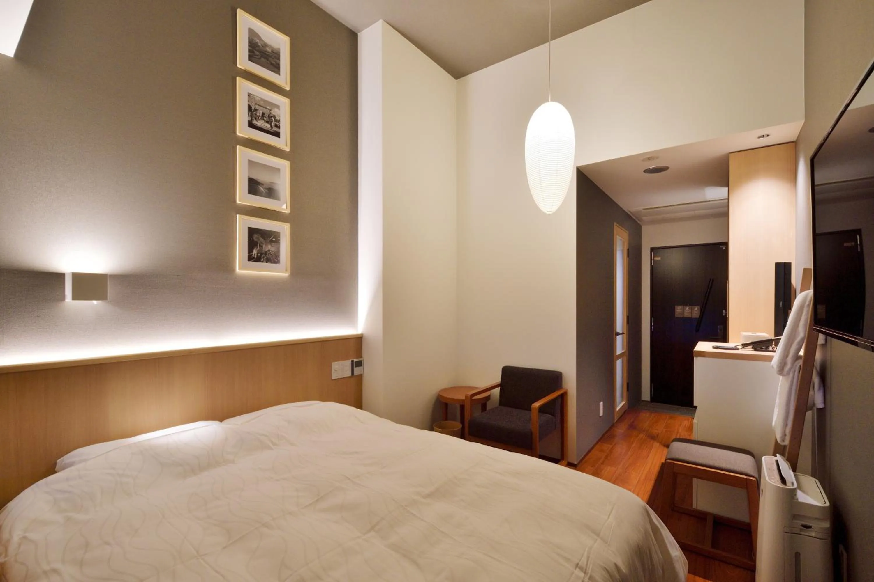 Photo of the whole room, Bed in THE CHELSEA BREATH