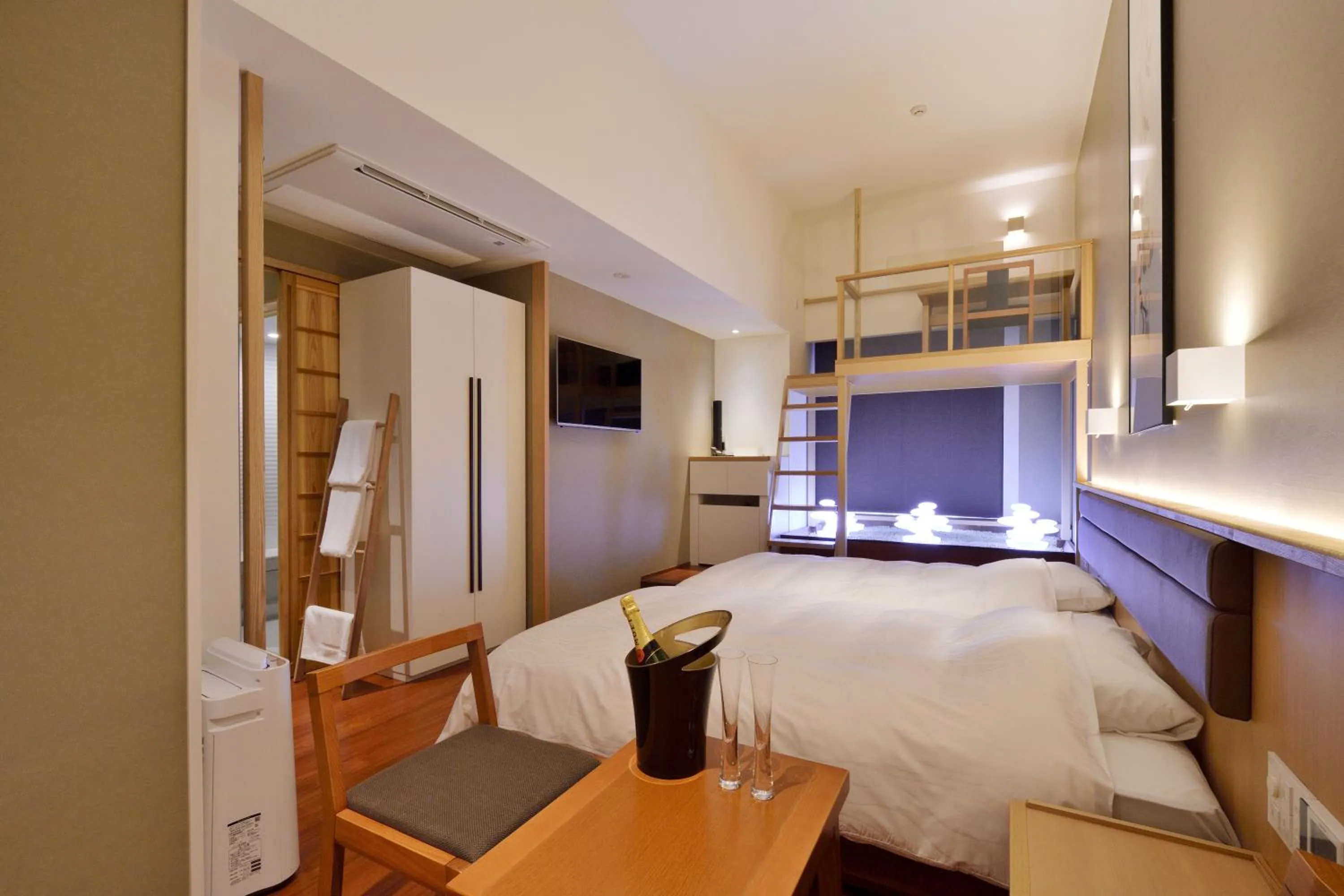 Photo of the whole room, Bed in THE CHELSEA BREATH