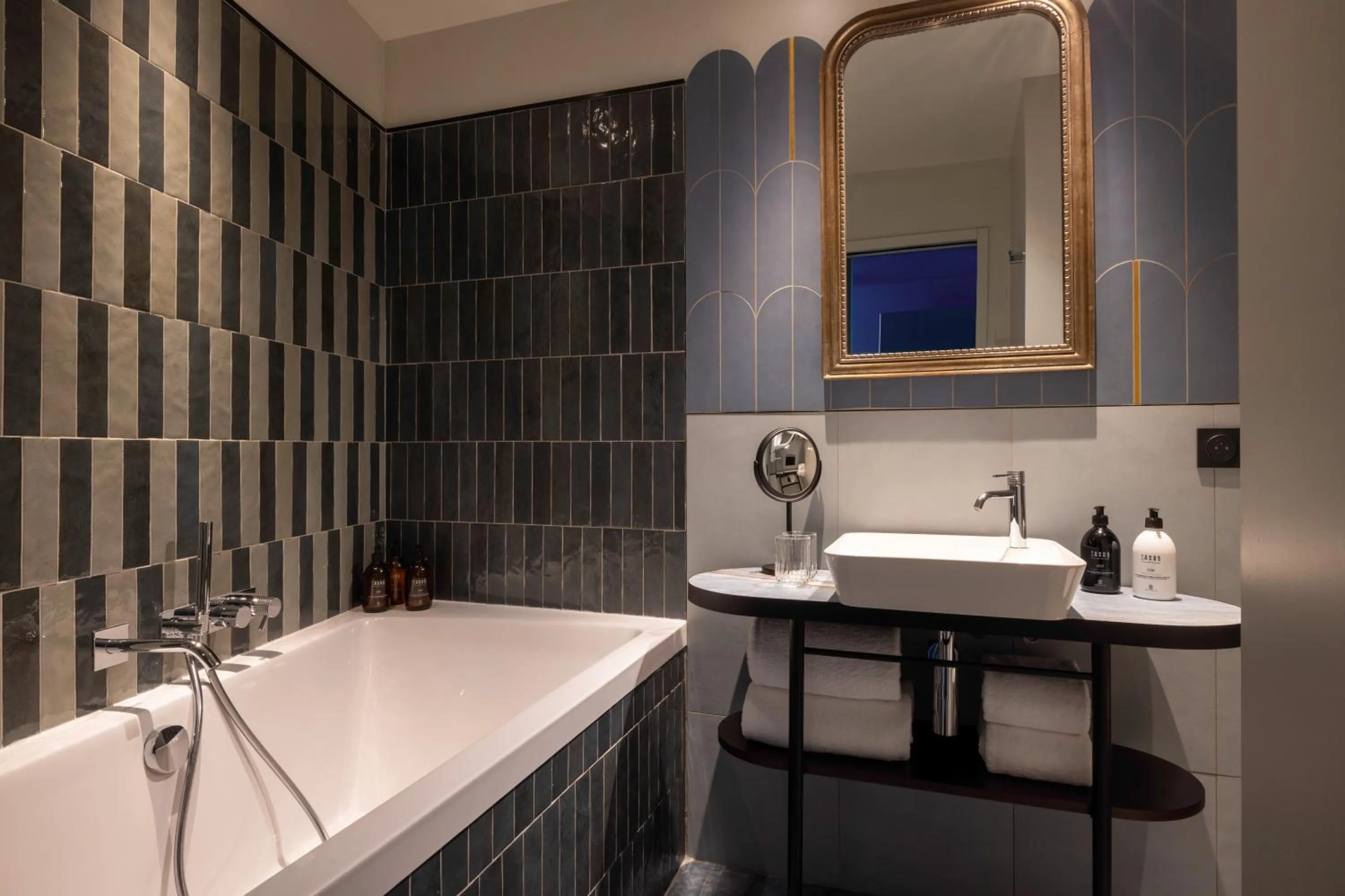 Bathroom in Hotel L de Lutece - Notre-Dame