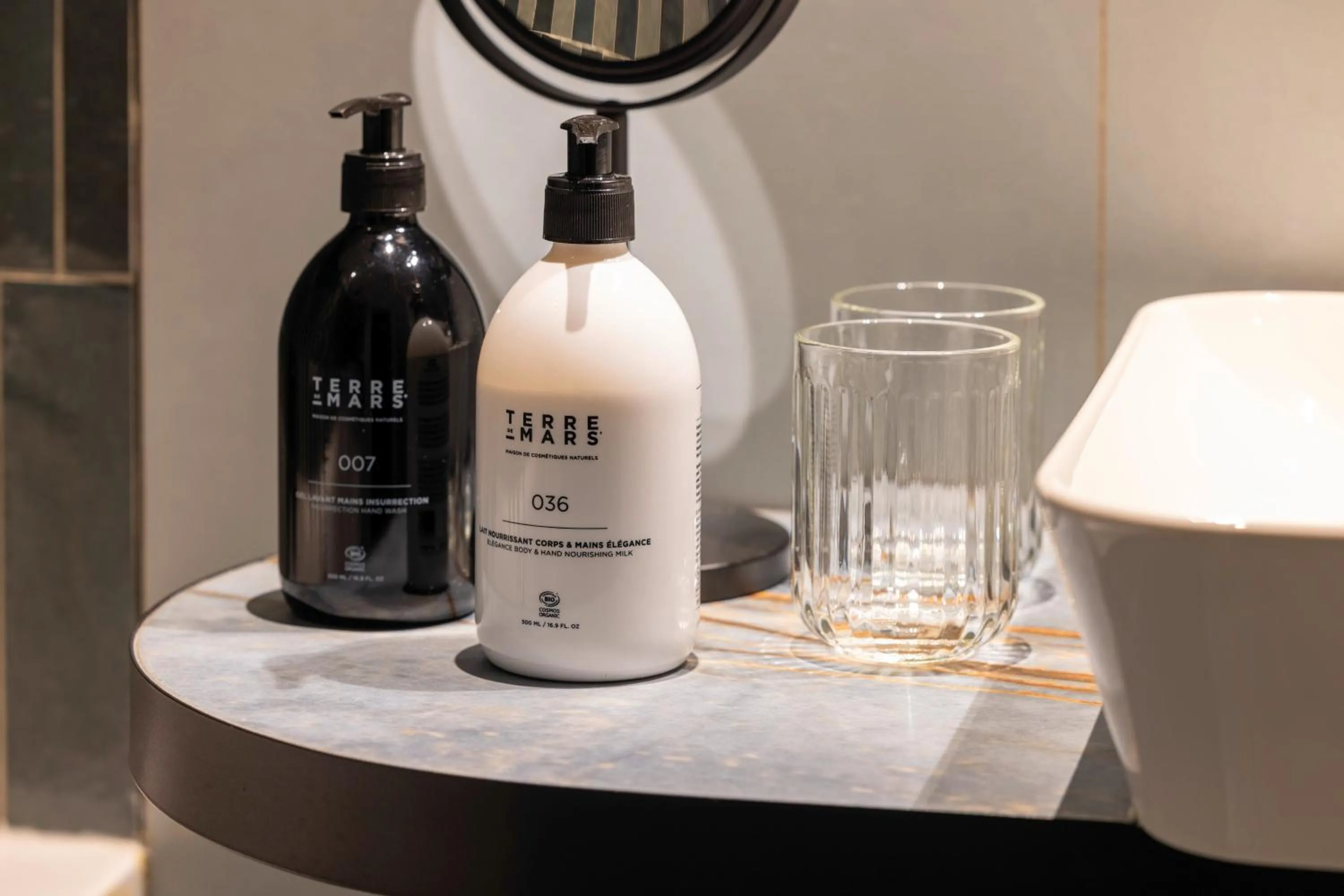 Shower in Hotel L de Lutece - Notre-Dame