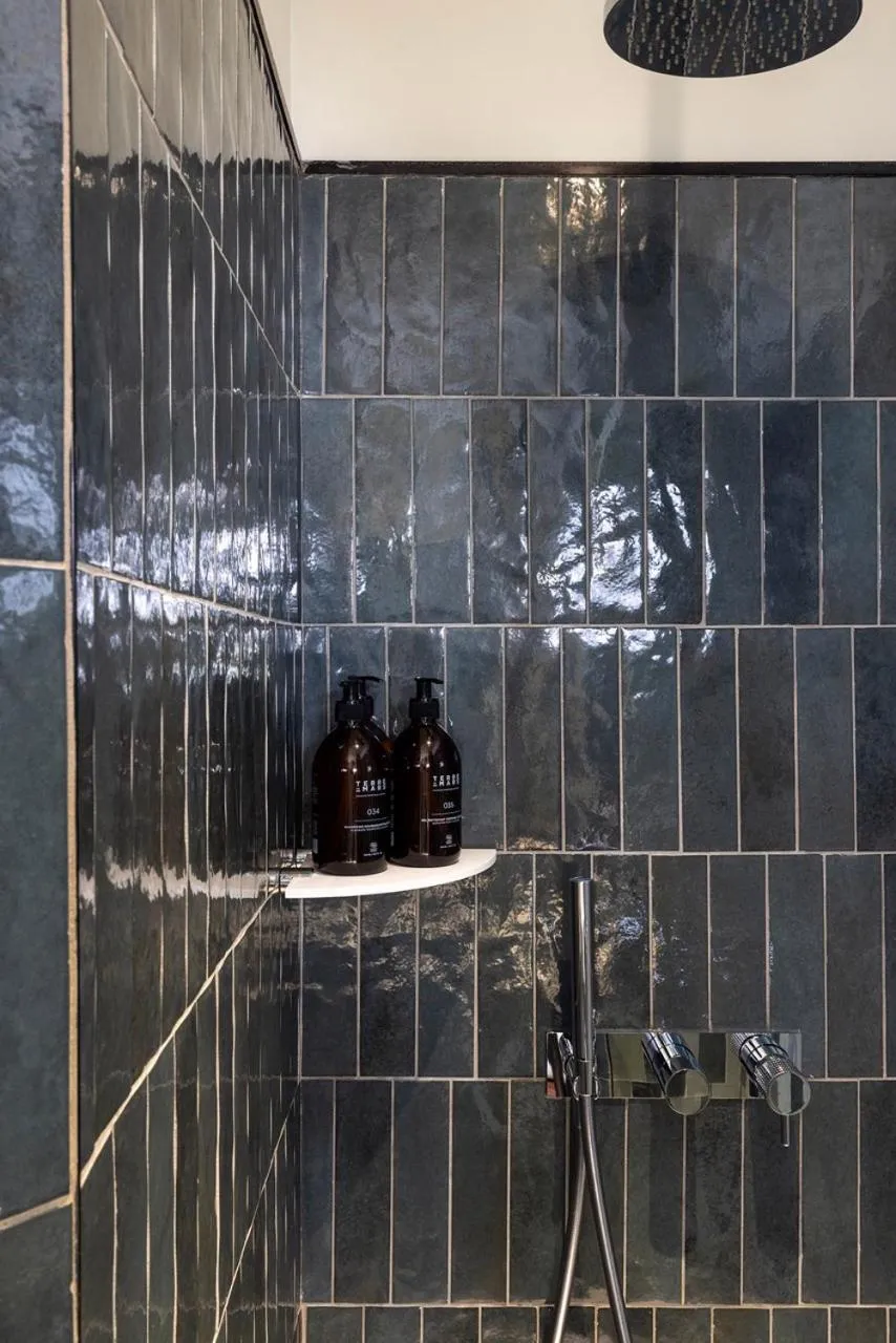 Shower in Hotel L de Lutece - Notre-Dame